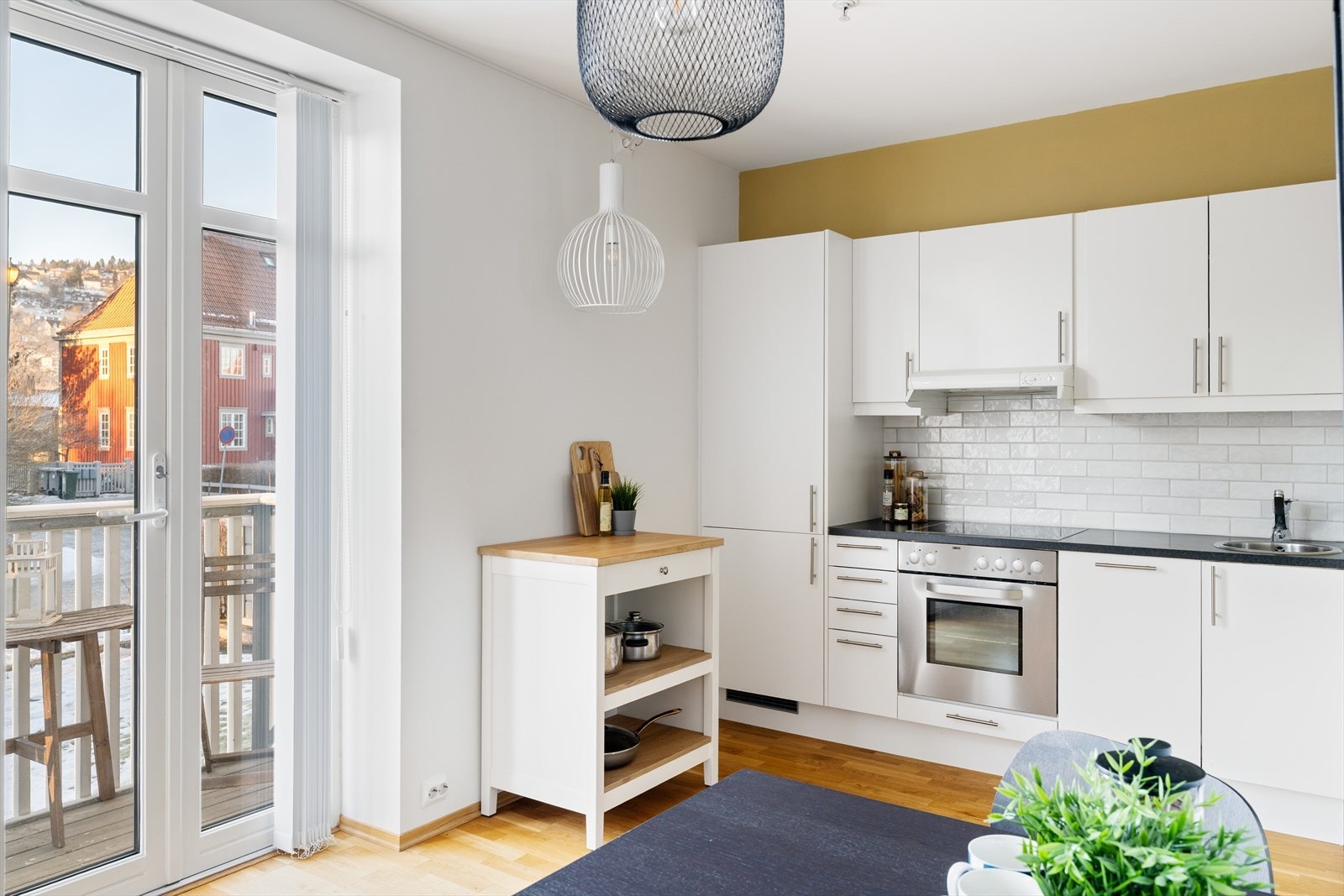 Leiligheten er vendt mot en rolig gate med lite trafikk. Galleribilde