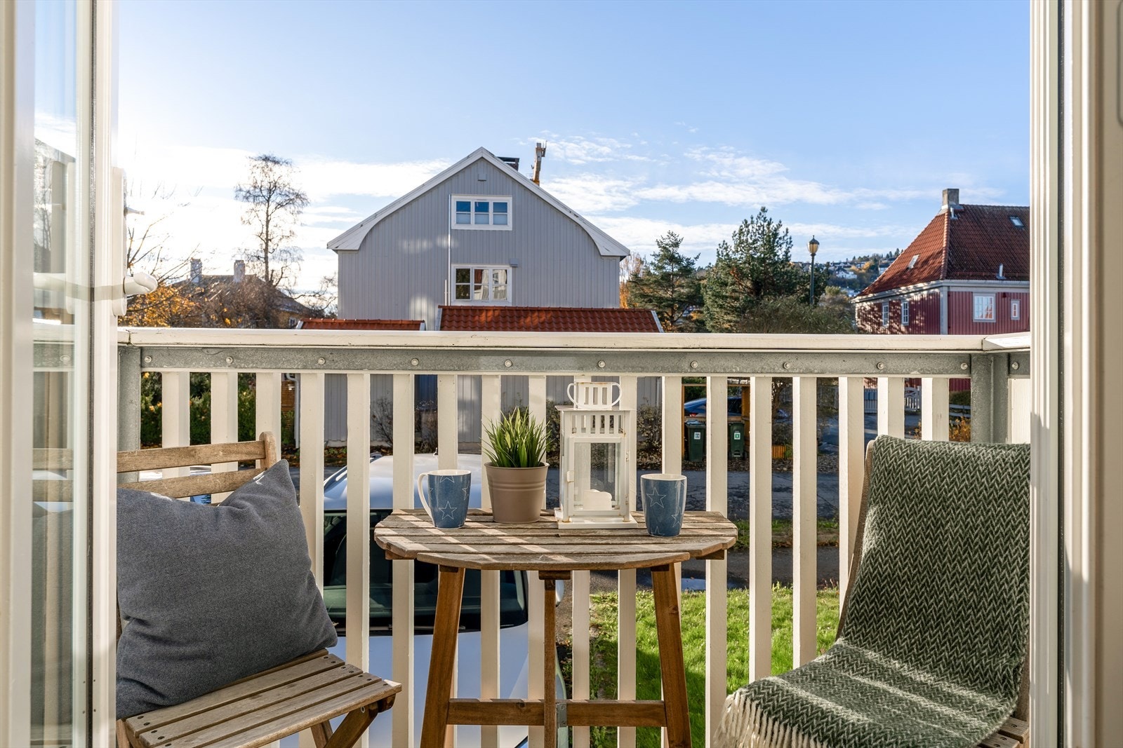 Ut fra stuen kommer du til en sørvestvendt balkong. Solen står på fra ca 9-19 i sommerhalvåret. Galleribilde