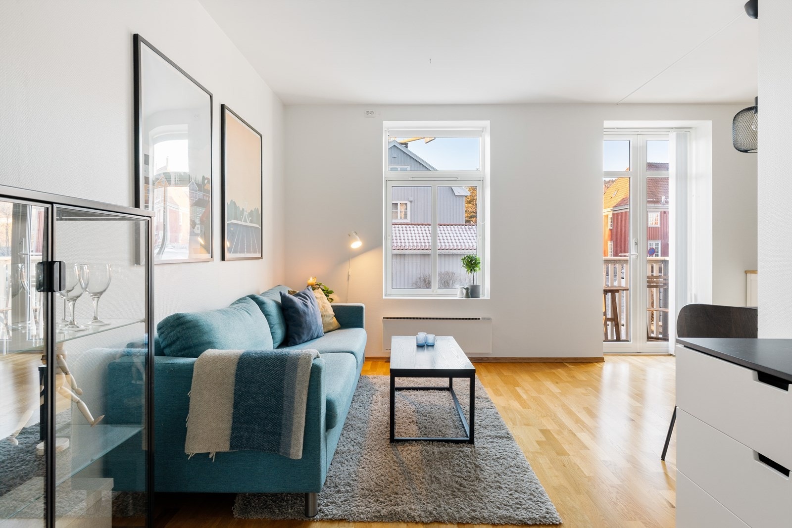 Leiligheten er på 44 m² og inneholder entré, åpen stue- og kjøkkenløsning, to soverom samt bad/vaskerom. Galleribilde