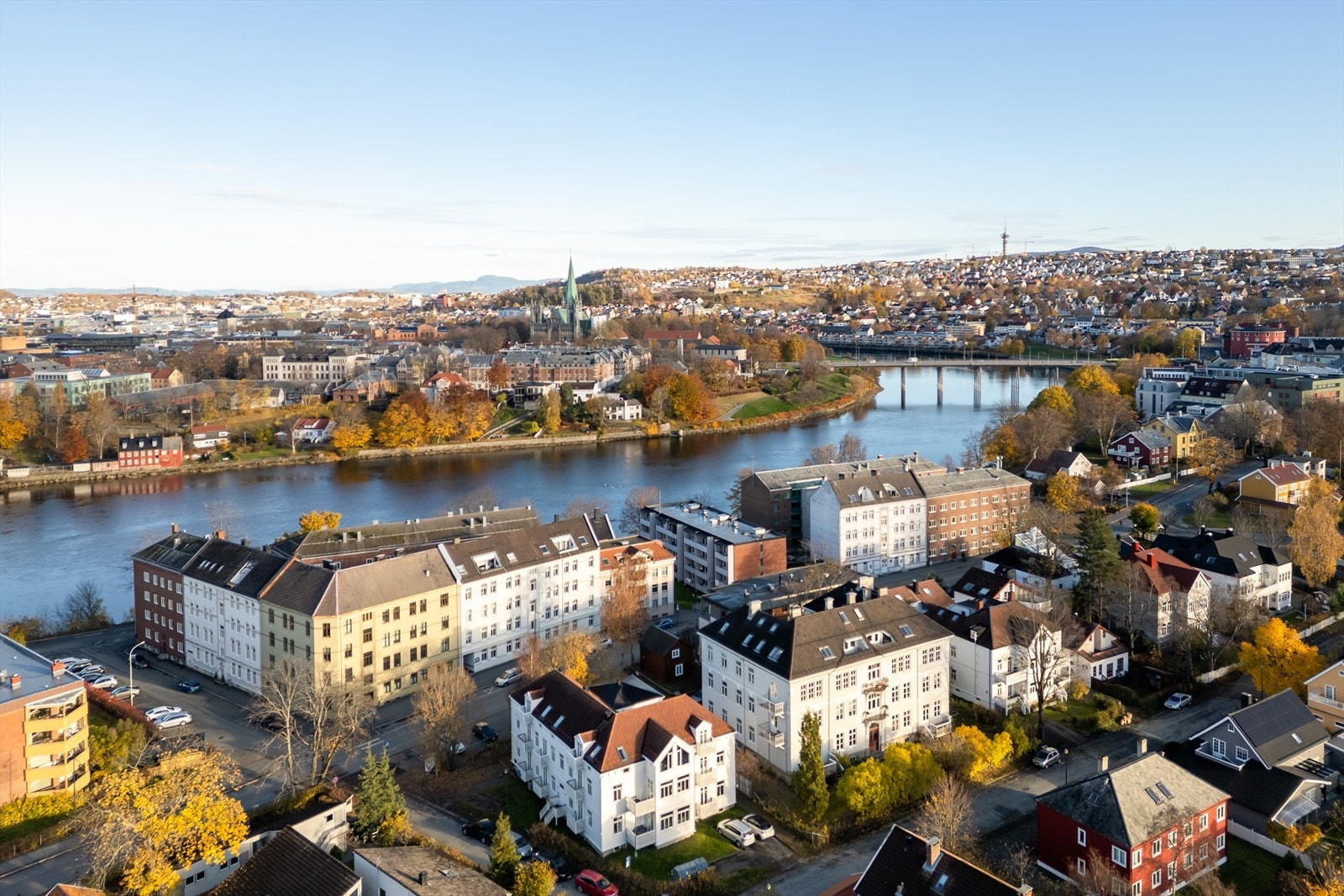 Øya er en attraktiv og sentrumsnær bydel i Trondheim, omkranset av Nidelven. Området har en variert bebyggelse med både leiligheter, eldre villaer og eneboliger, og knyttes til Midtbyen via Elgeseter bru samt gangbruene ved Stadion og Nidareid. Galleribilde