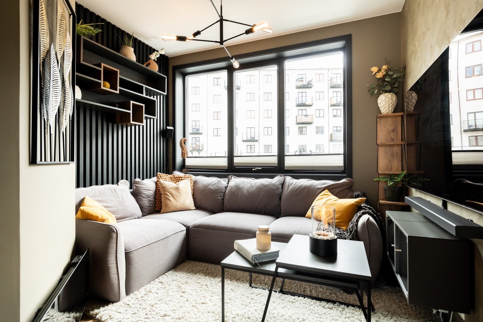 Stuen har en praktisk og arealeffektiv utforming med god plass til sofagruppe og TV-løsning. Galleribilde