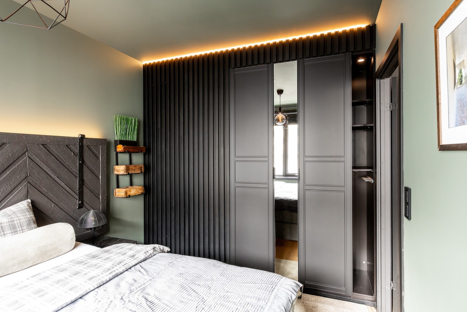 Innredning med hyller og heng, som sørger for en praktisk organisering. Galleribilde