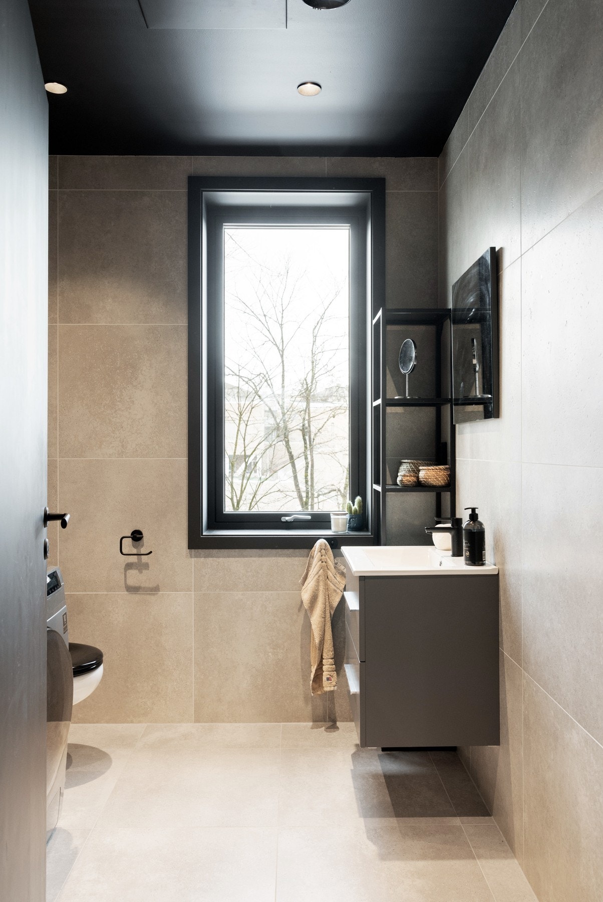 Rommet er utstyrt med elektriske varmekabler i gulv, noe som gir god komfort året rundt. Galleribilde