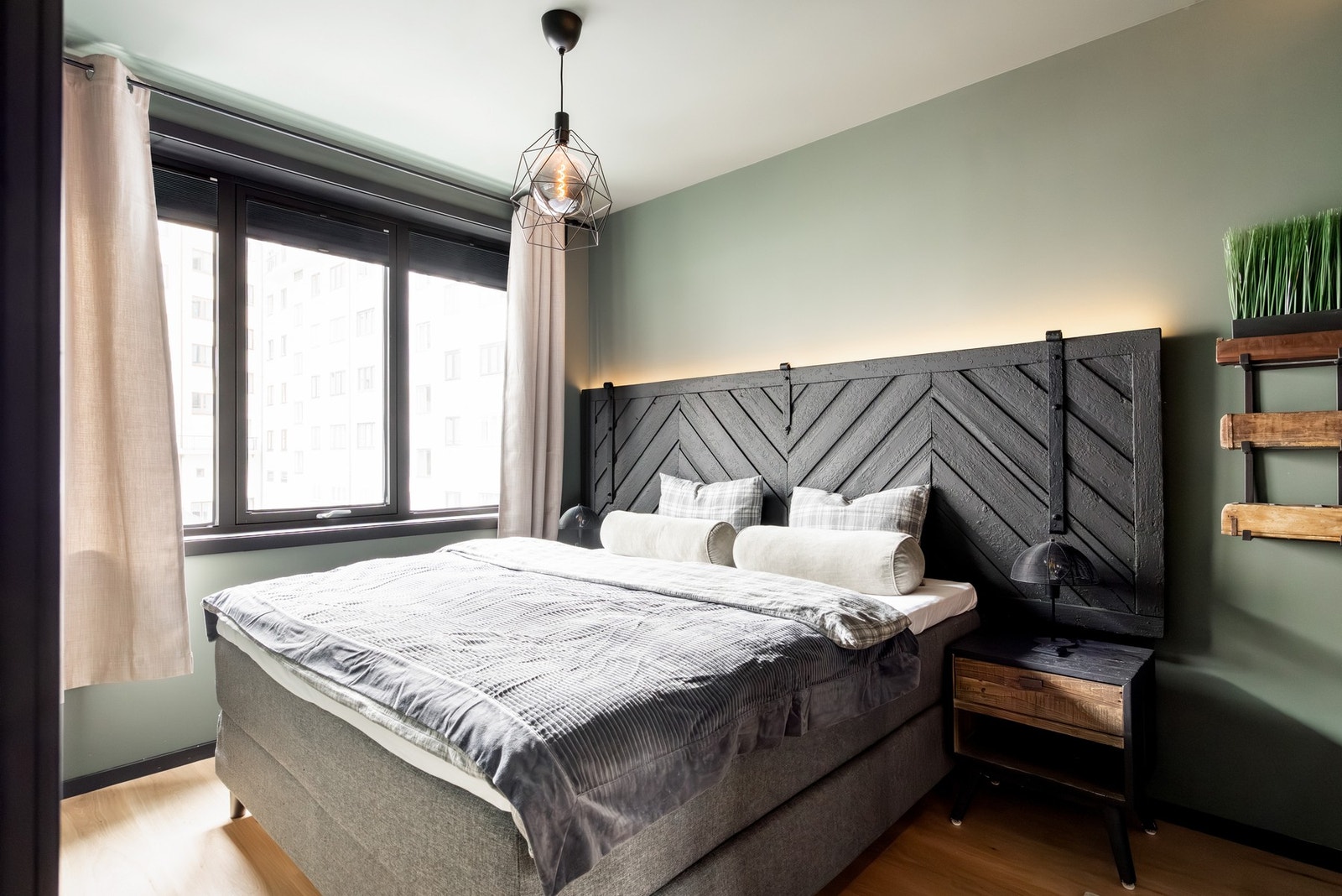 Soverommet har god plass til dobbeltseng og nattbord, og oppbevaringsbehovet er godt ivaretatt med integrert garderobeløsning. Galleribilde