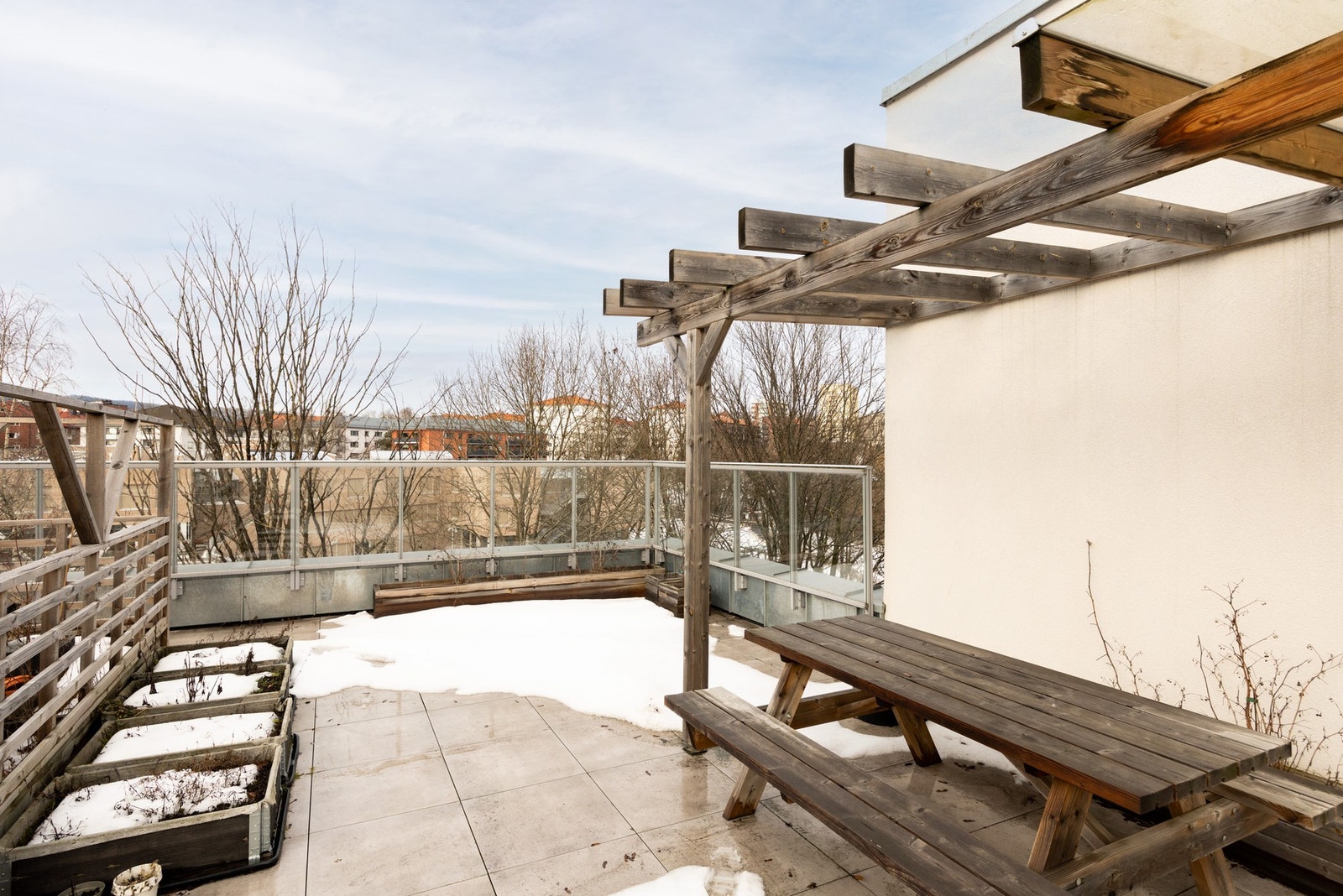 Sameiet disponerer en flott, felles takterrasse med sitteplasser og pent opparbeidede uteområder, perfekte rammer for hyggelige sommerdager. Galleribilde