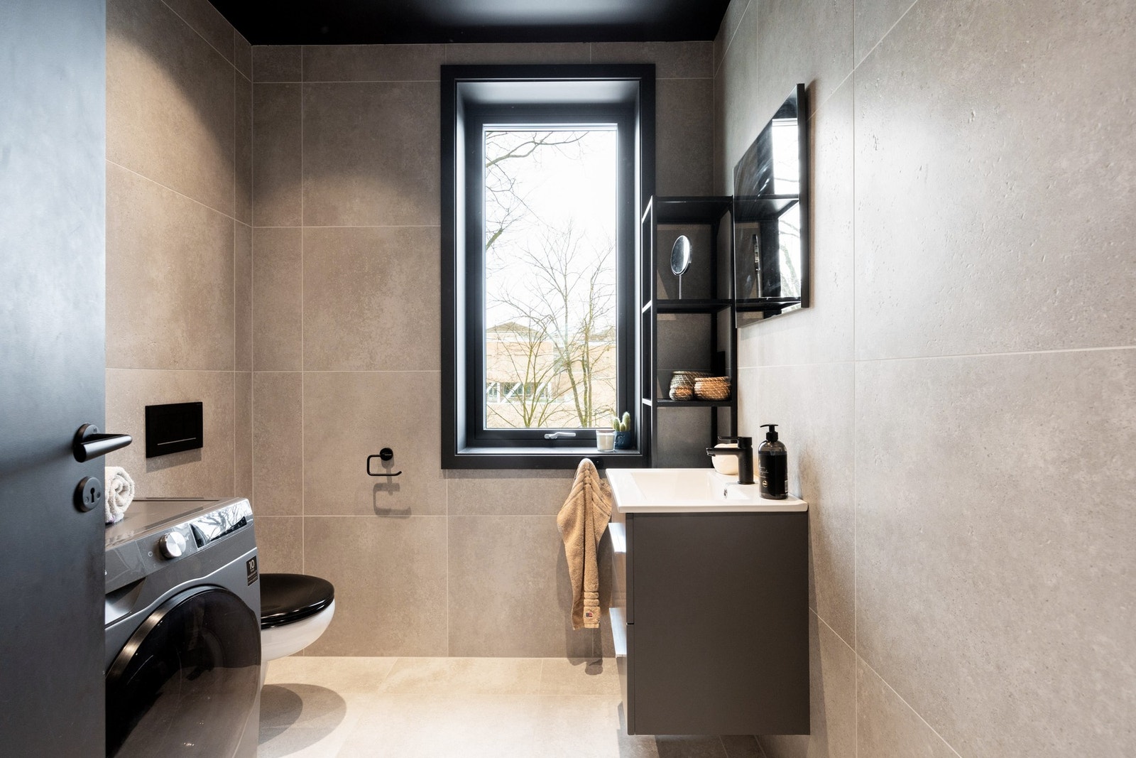 Badet fremstår som moderne og stilrent med flislagte vegger og flislagt gulv. Himlingen har malte plater som gir et helhetlig og pent uttrykk. Galleribilde