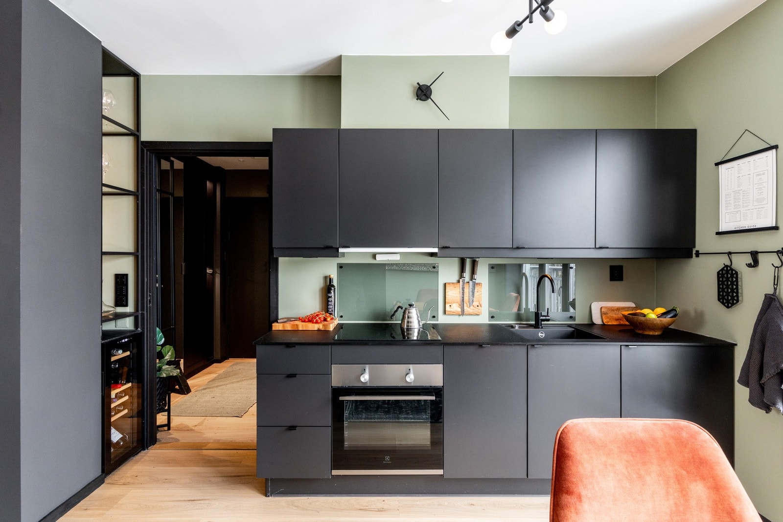 Det er integrerte hvitevarer bestående av kjøleskap med fryser, oppvaskmaskin og stekeovn, samt platetopp. Galleribilde