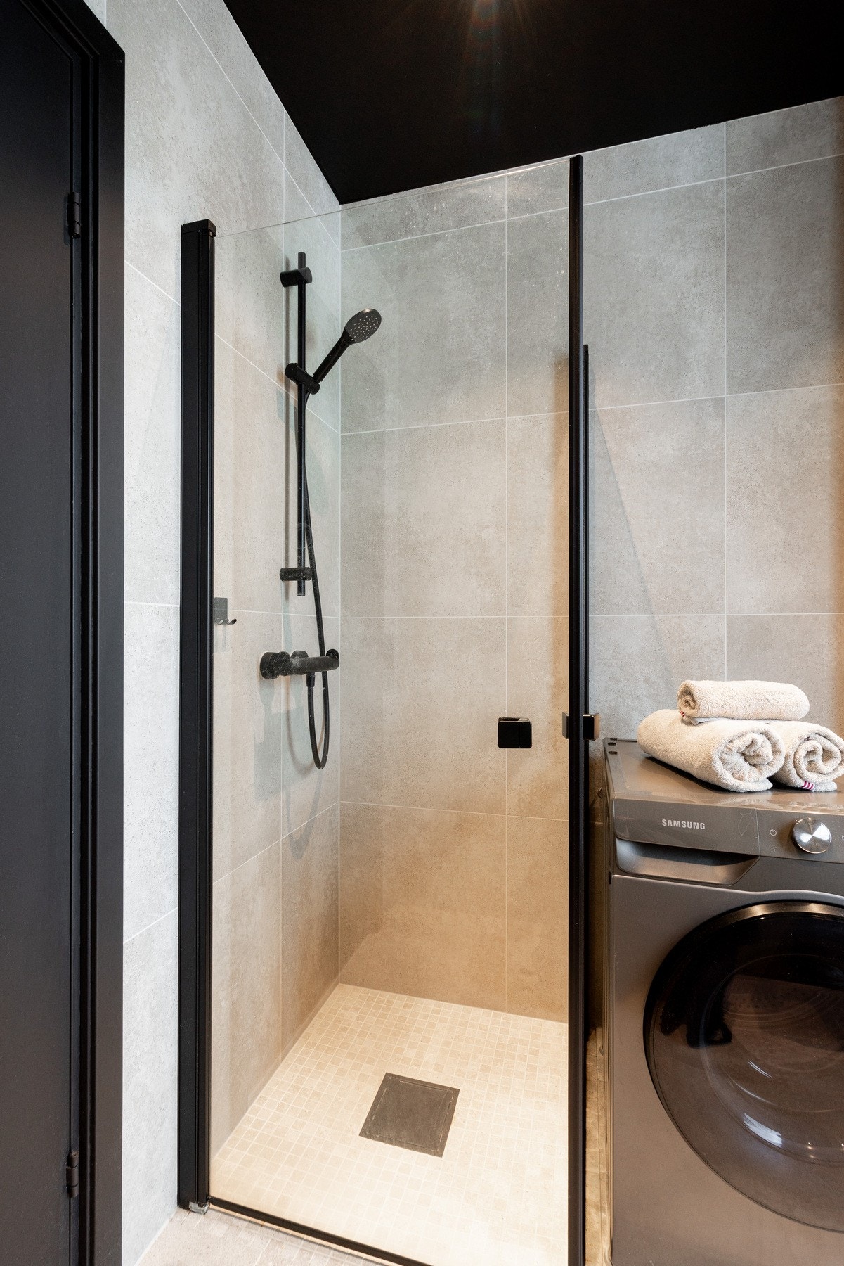 Innredningen består av servant med underskap som gir praktisk oppbevaringsplass, speil på vegg, dusjhjørne samt vegghengt toalett. Badet har opplegg for vaskemaskin.Innredningen består av servant med underskap som gir praktisk oppbevaringsplass, speil på Galleribilde