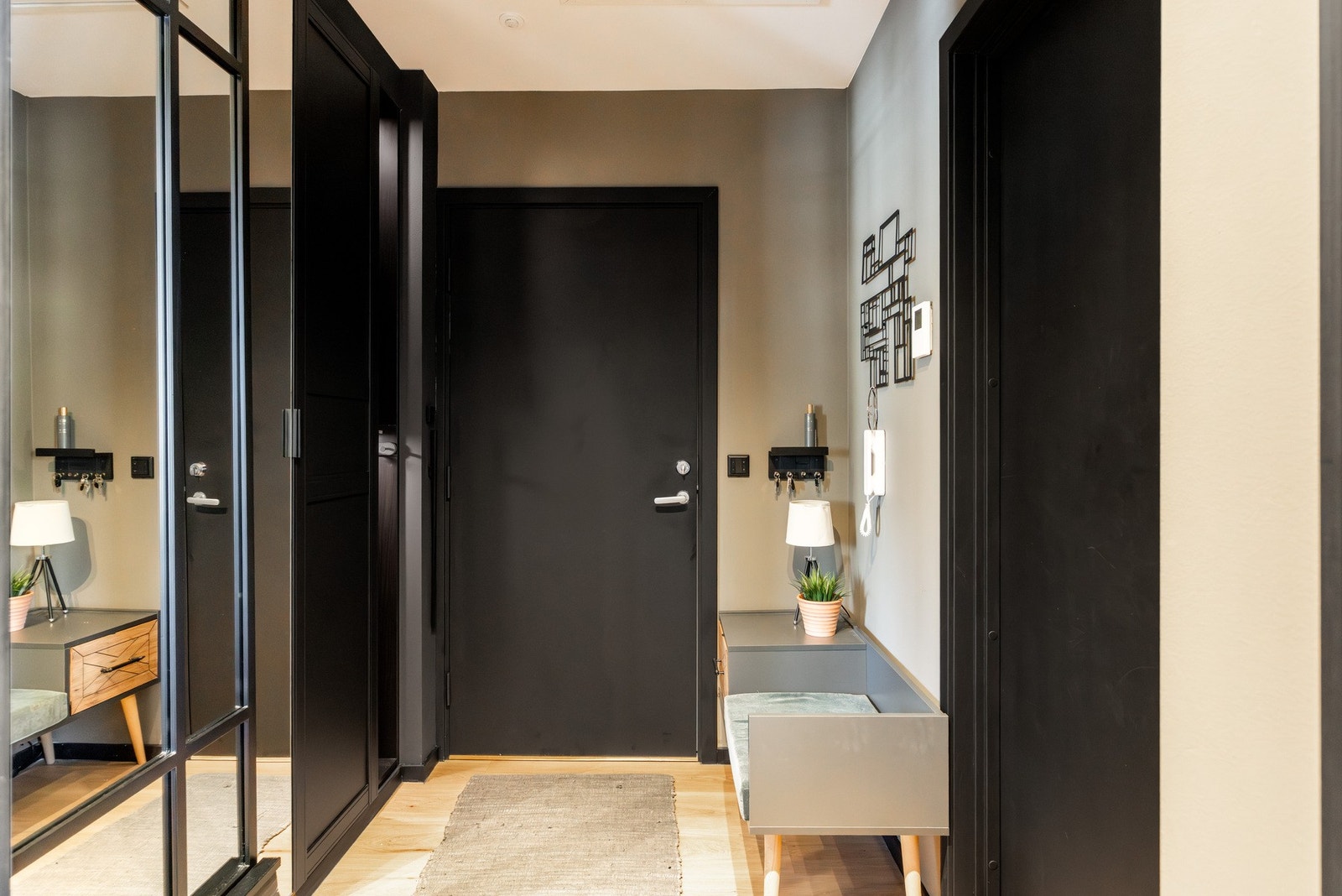 Det er rikelig med oppbevaringsplass i garderobeløsning med speilfronter, som både gir gode oppbevaringsmuligheter og bidrar til en romsligere romfølelse. Galleribilde