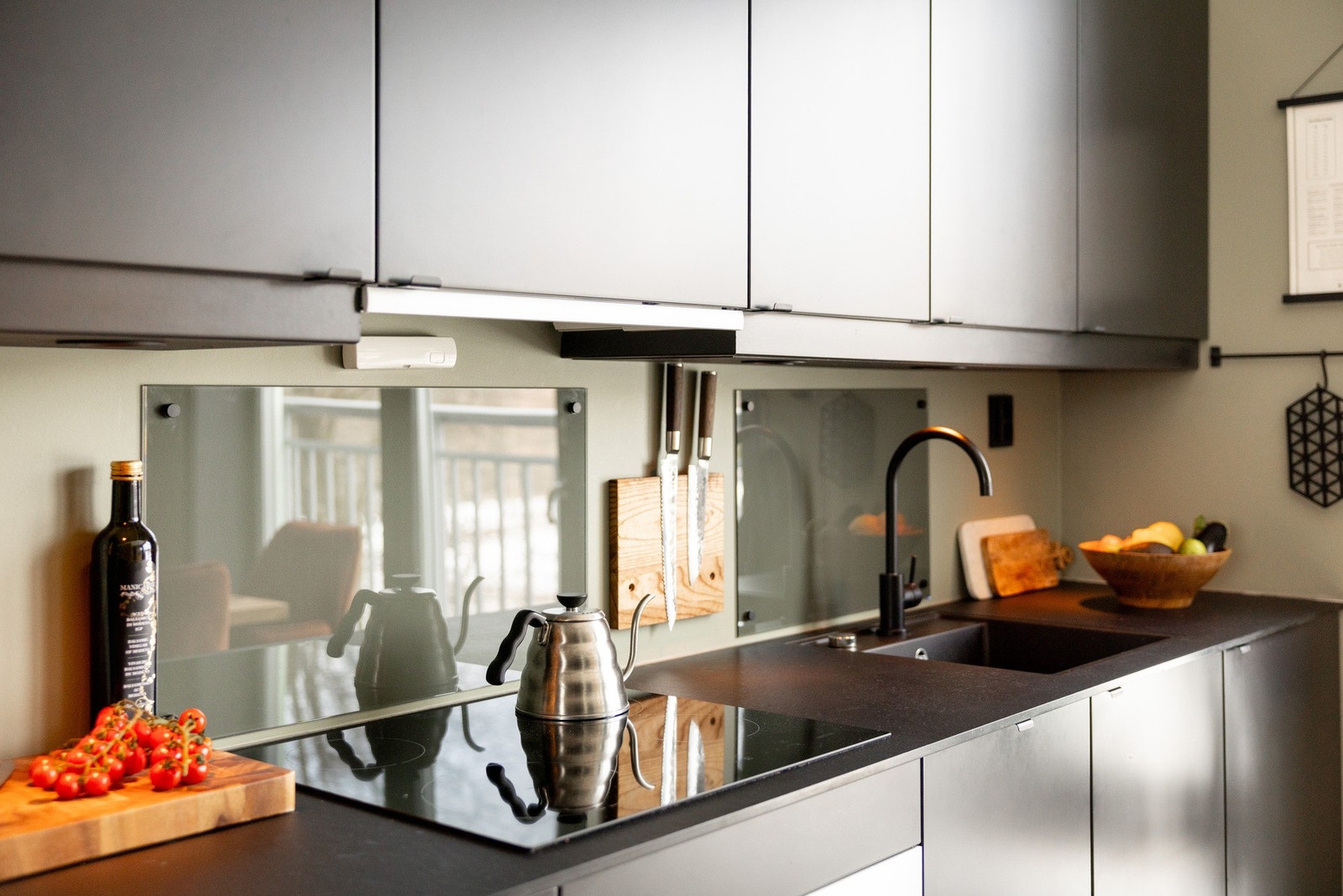 Kjøkkenet byr på godt med skap- og benkeplass og fremstår funksjonelt og arealeffektivt. Galleribilde