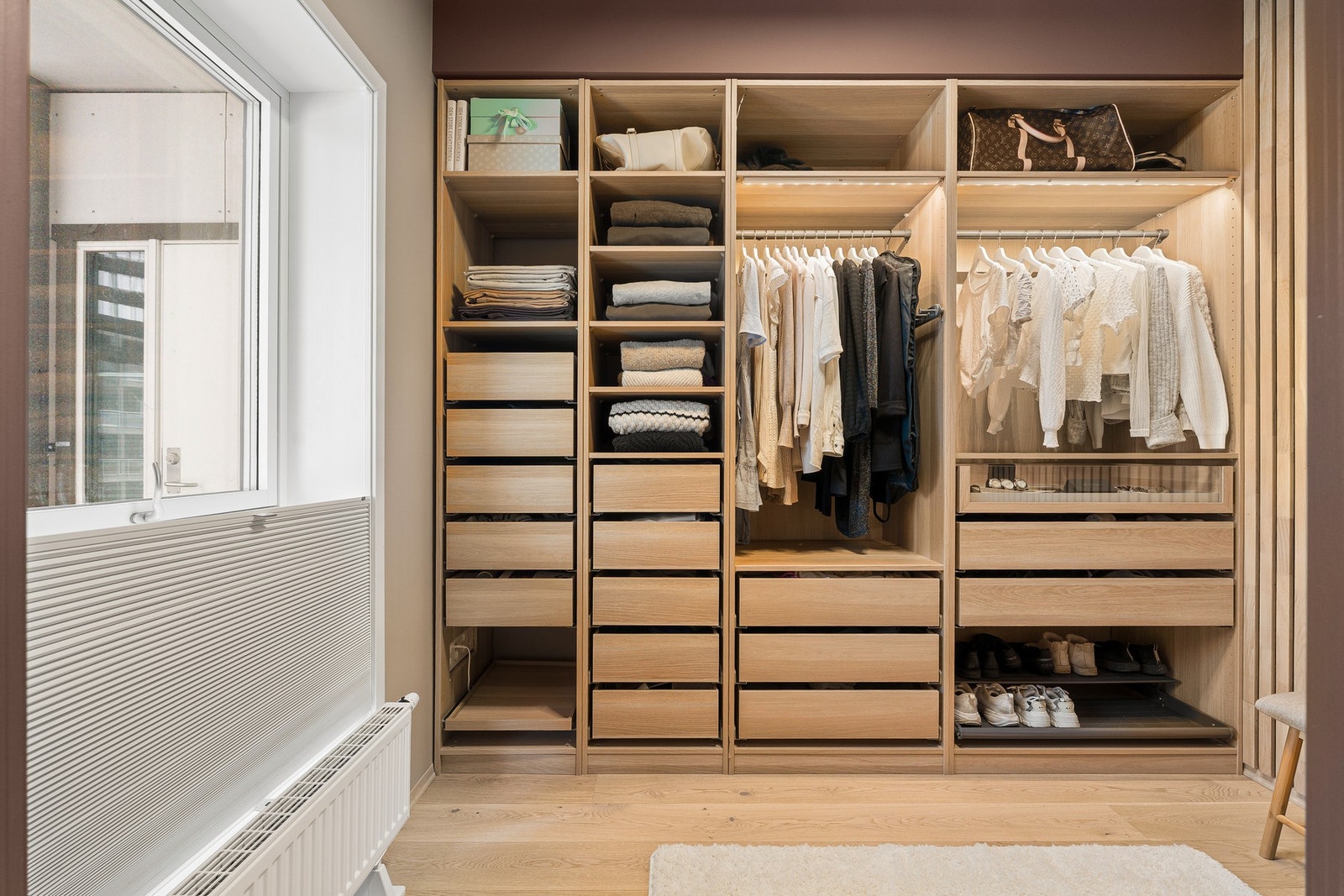 Smart og elegant garderobeløsning som skaper et ryddig og organisert rom. Galleribilde