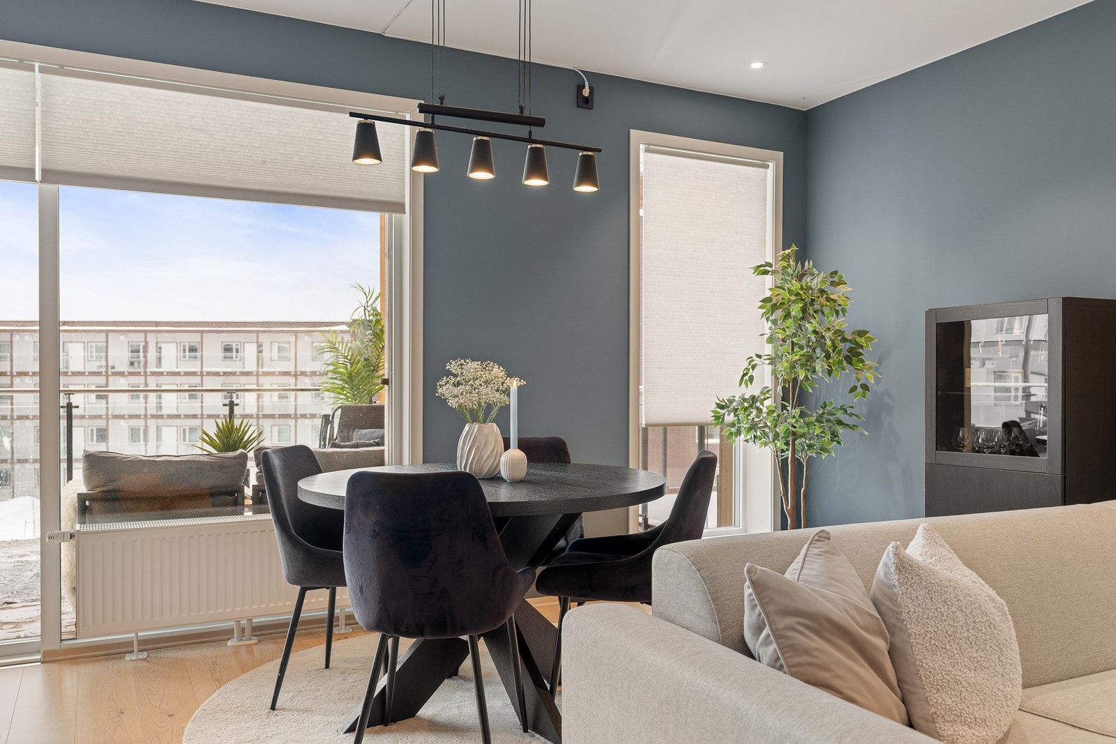 Spisebordet finner sin naturlige plass i rommet, perfekt samlingspunkt for venner og familie. Galleribilde