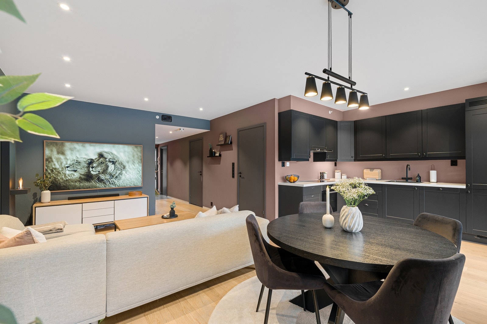 Leiligheten har et gjennomgående og moderne fargevalg gjennom hele boligen. Galleribilde