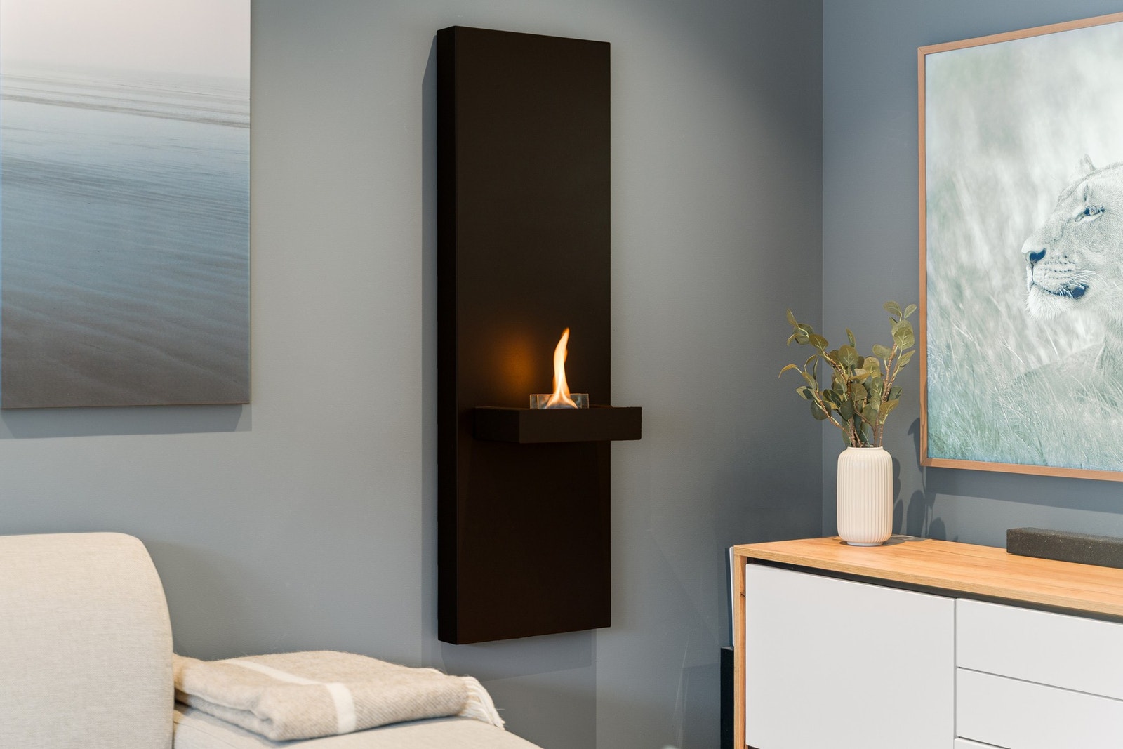 Moderne sort radiator tilfører både varme og et stilfullt uttrykk til stuen. Galleribilde