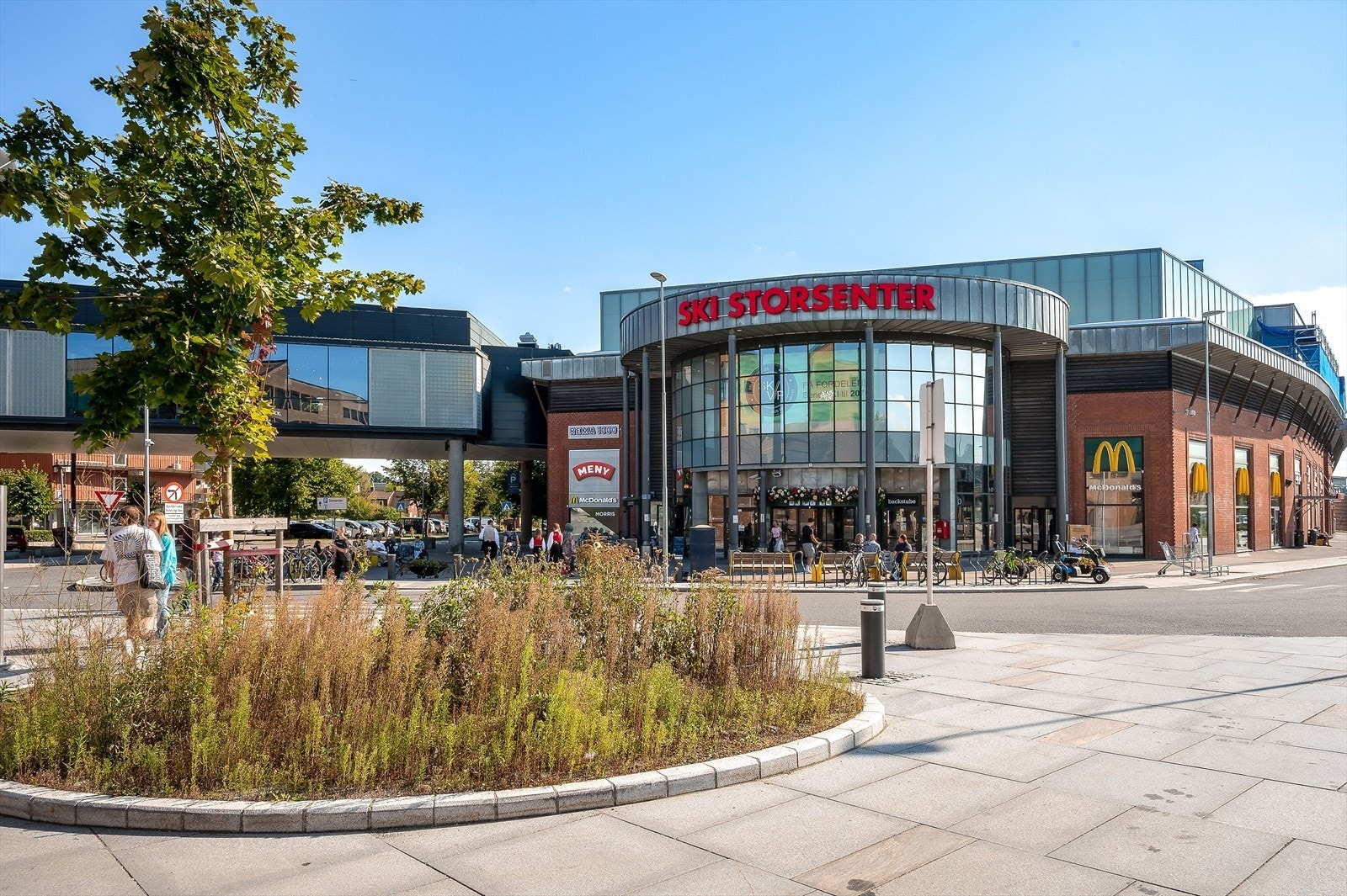 I Ski sentrum er det godt med butikker og servicetilbud. Ski Storsenter har alt man trenger av butikker og også spisesteder. Galleribilde