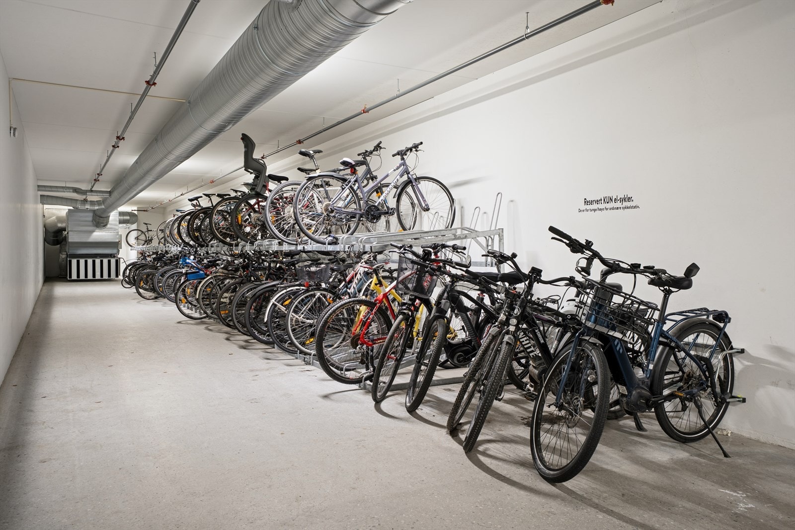 I kjeller er det også plass for beboernes sykler. Galleribilde