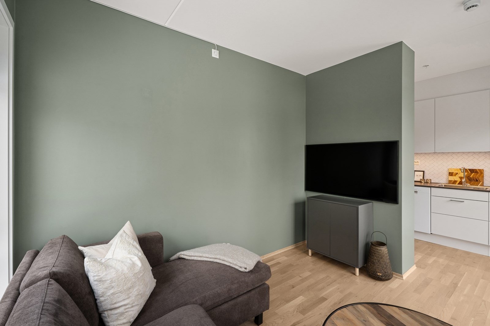 Leiligheten fremstår som svært godt vedlikehold og det er få bruksmerker på veggene da det ikke er hengt opp bilder eller annen pynt som etterlater seg merker. Galleribilde