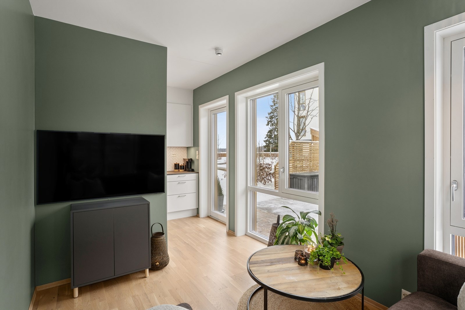 Mellom stuen og kjøkkenet er det direkte adkomst ut til terrassen. Galleribilde