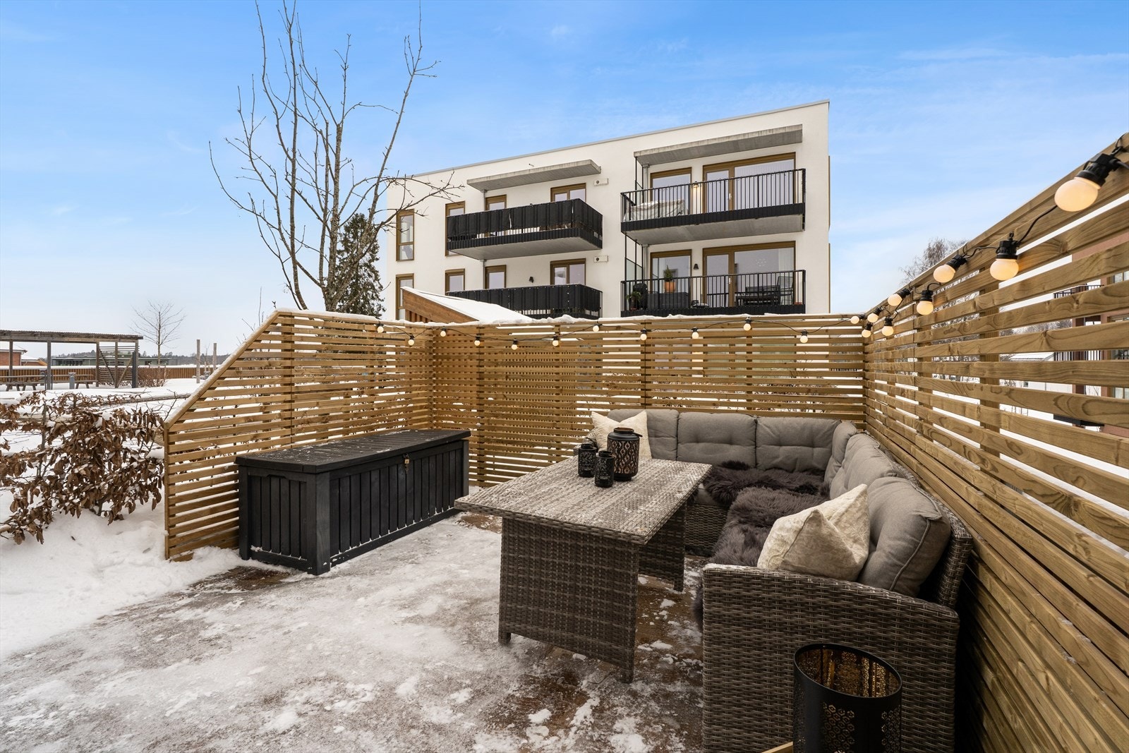 På privat terrasse er det sol fra morgen til tidlig ettermiddag også kommer solen tilbake ca. kl. 19:00 og da har man solen til den går den. Galleribilde