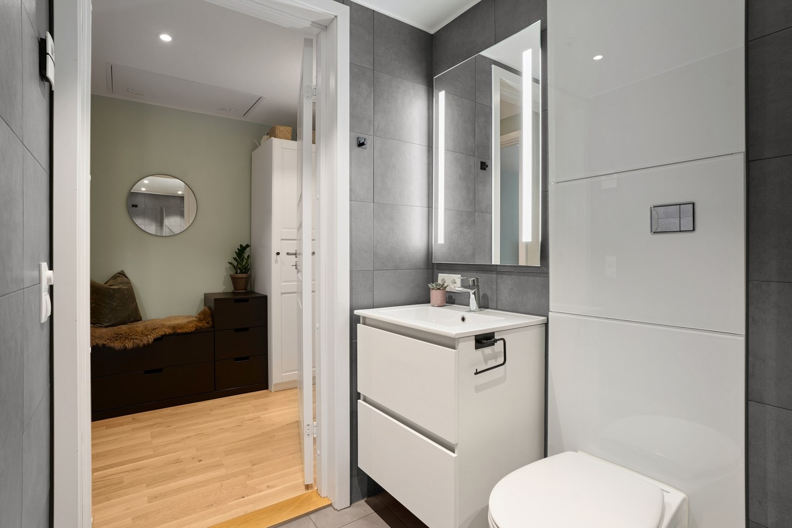 Badet ligger i tilknytting til entré/gang. Galleribilde