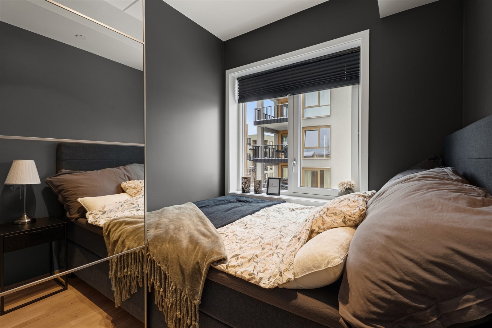 Leilighetens soverom har plass for seng og garderobeskap. Galleribilde