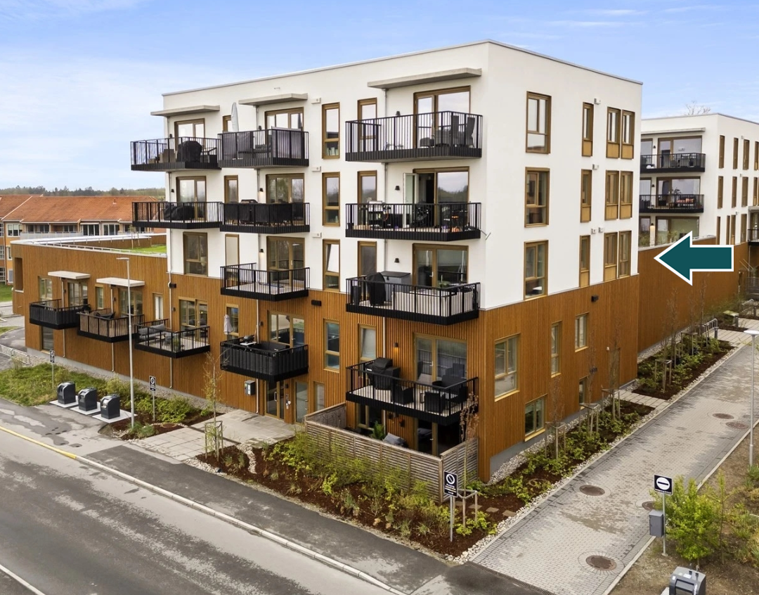 Arkivbilde fra sommeren. Leiligheten ligger i 3 etg. og det er heisadkomst fra felles garasjekjeller. Galleribilde