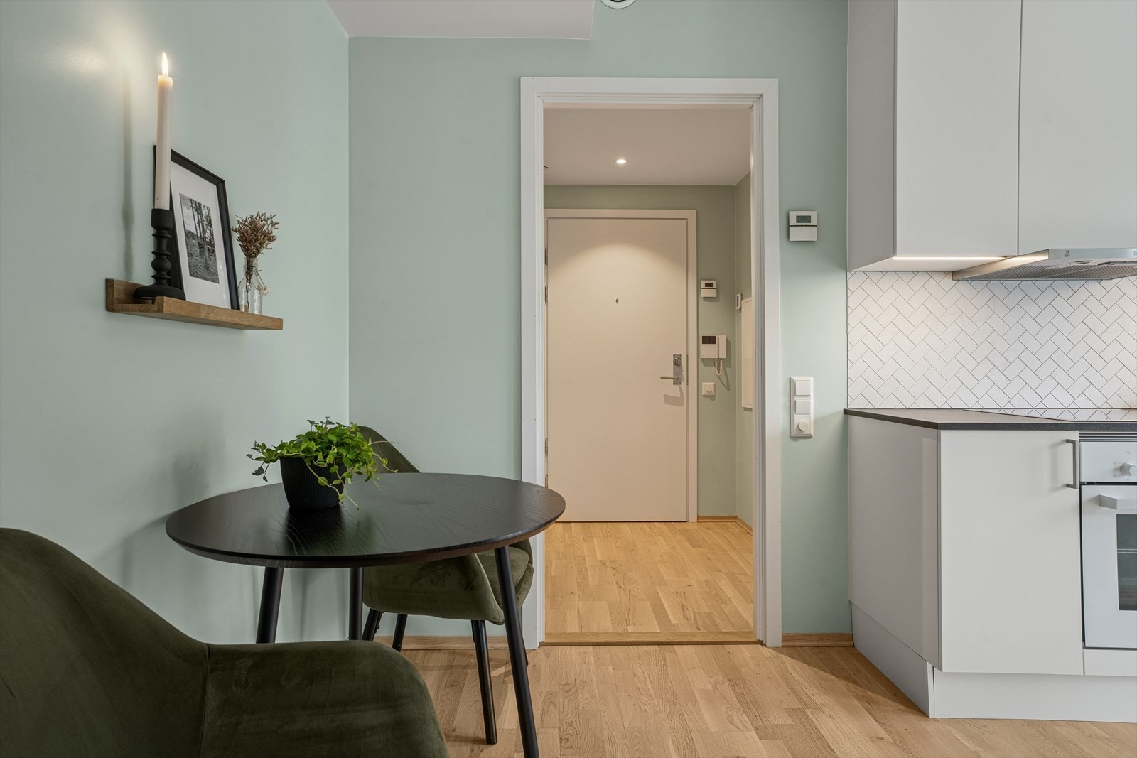 Dette er en liten men allikevel praktisk leilighet og det er avsatt plass for spisegruppe på kjøkkenet. Galleribilde