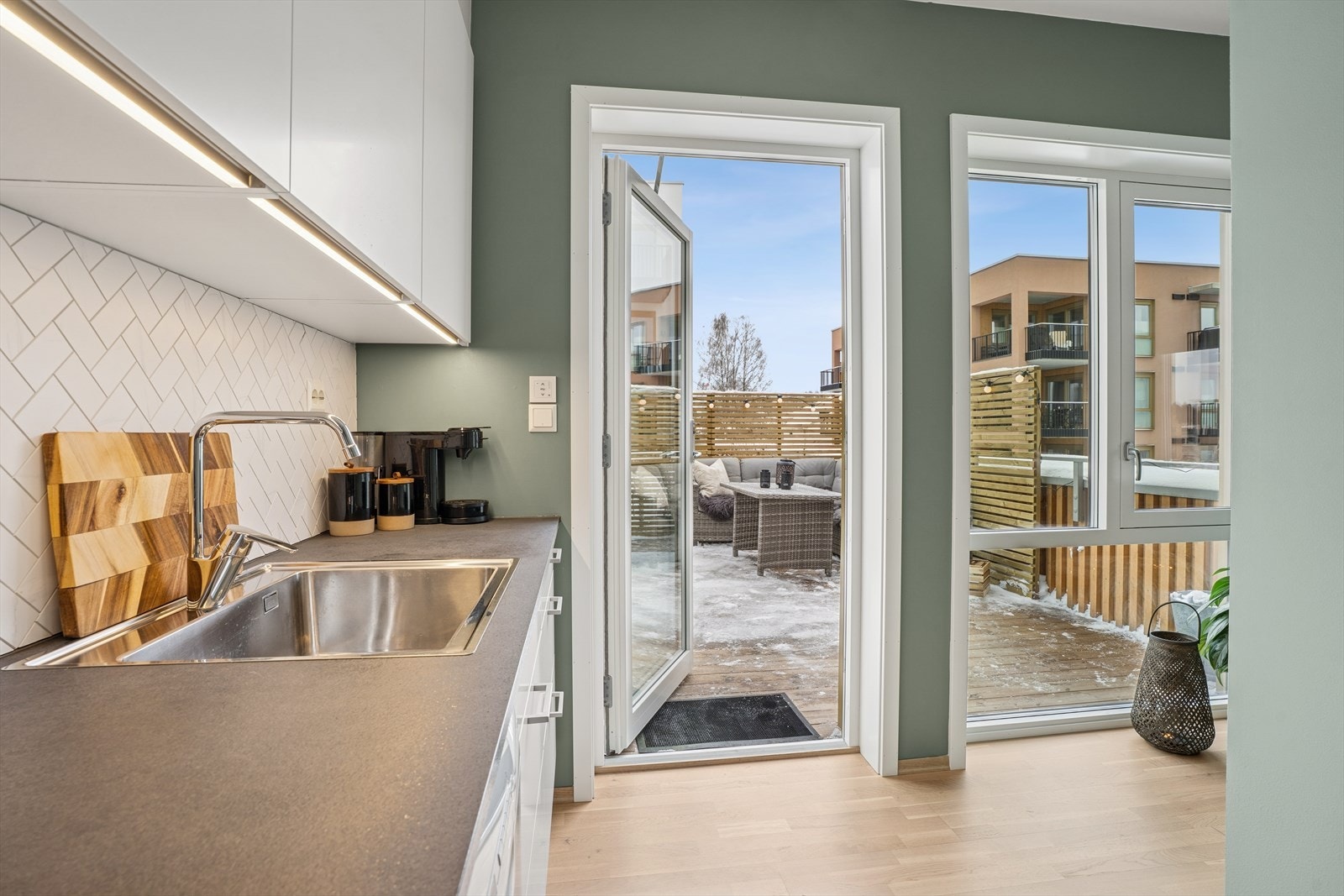 Fra kjøkkenet er det direkte utgang til skjermet hageparsell/terrasse på felles takterrasse. Galleribilde