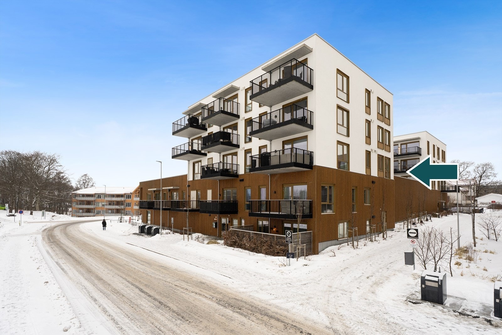 Velkommen til Hagen Johansens vei 2. Nyere praktisk 2 romsleilighet med egen takterrasse/hageparsell på "felles tak" samt garasjeplass og heis. Galleribilde