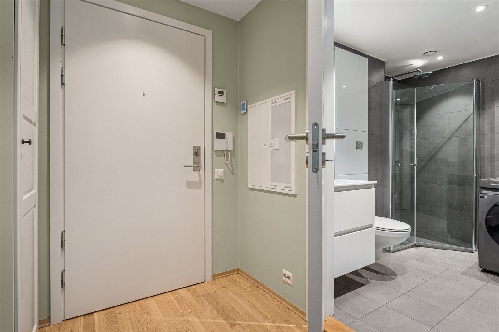 Velkommen inn! Dette er en nyere moderne leilighet som fremstår godt vedlikeholdt. Galleribilde