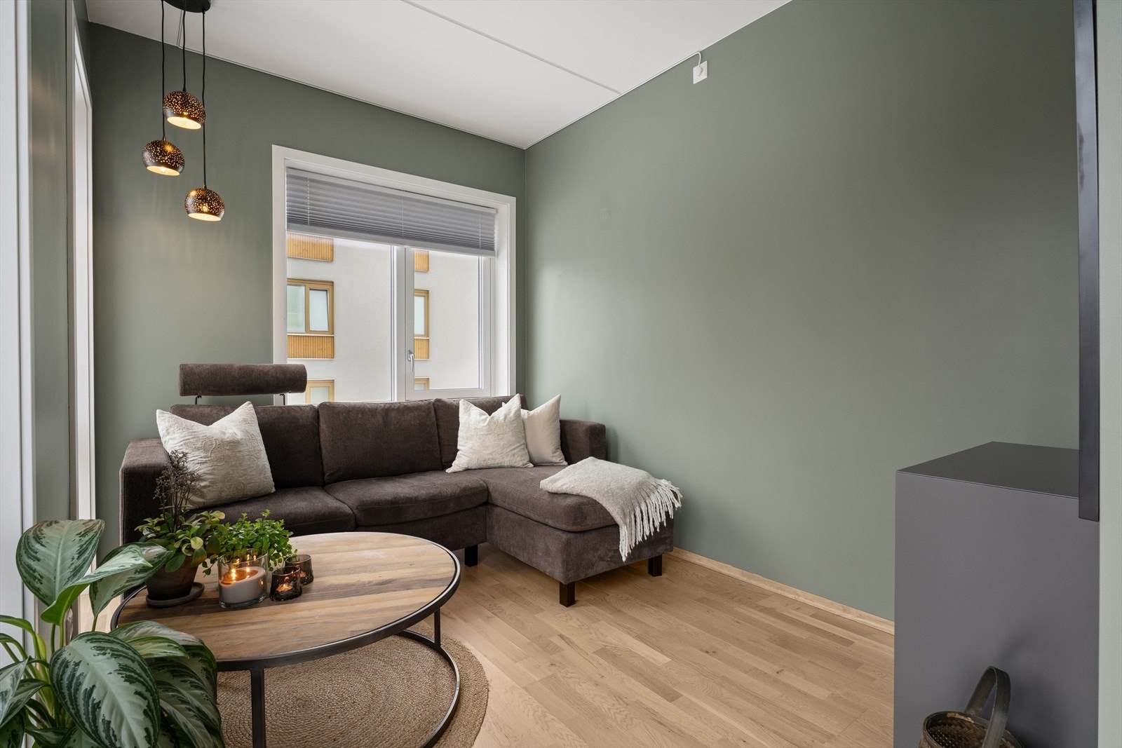 Dette er en hjørneleilighet og det er godt med vinduer som slipper mye naturlig lys inn. Galleribilde