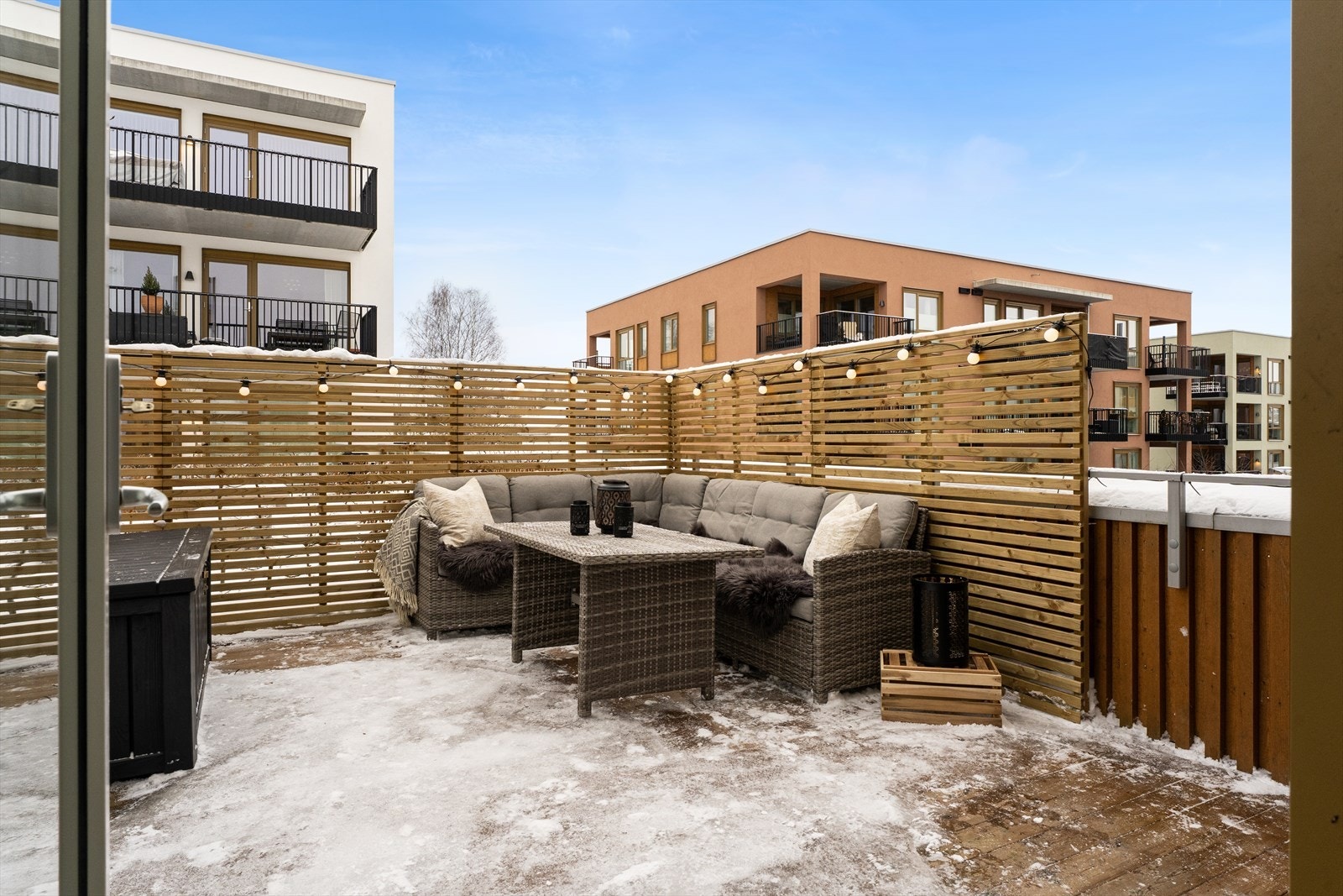 Bilde er av tilhørende hageparsell på taket. Dette er en flott uteplass som kan nytes på varme sommerdager! Galleribilde