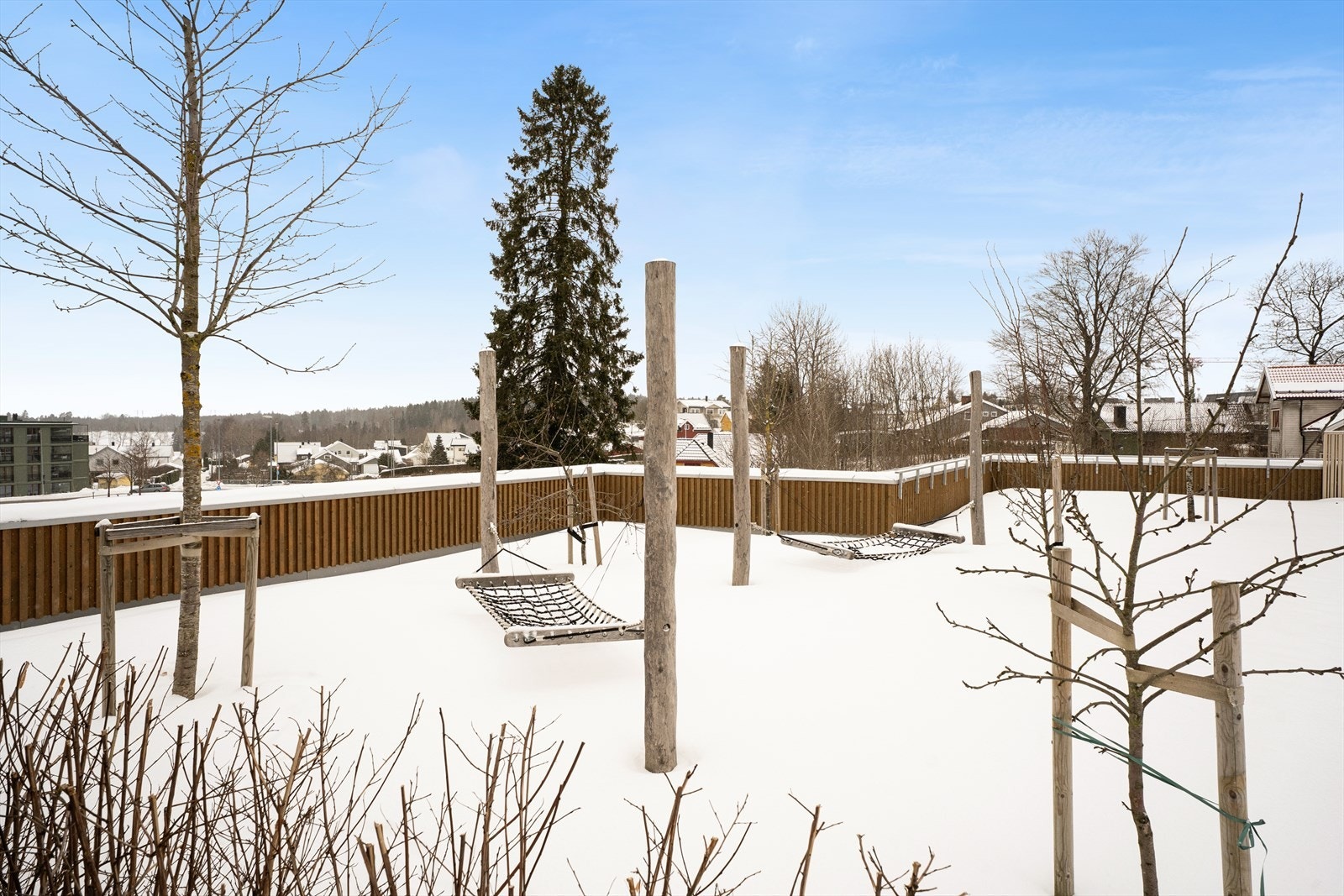 Leiligheten disponerer i tillegg til egen terrasse på taket også fellesområdene. Her er det mulig for beboerne og benytte seg av felles sittegrupper og pergola. Galleribilde