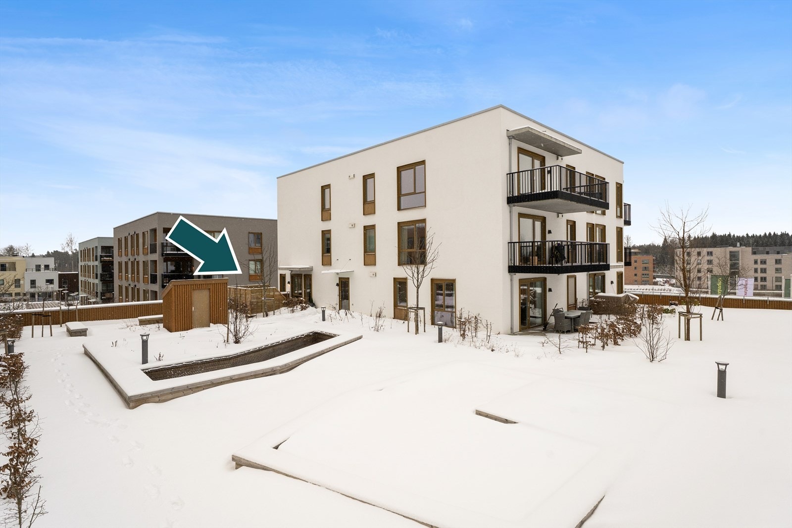 Leiligheten har egen skjermet uteplass/terrasseparsel på felles tak tilhørende sameiet. Her er det en flott takterrasse som benyttes av beboerne i Hagen Johansensvei 2 og her finner man også felles sittegrupper og pergola. Galleribilde