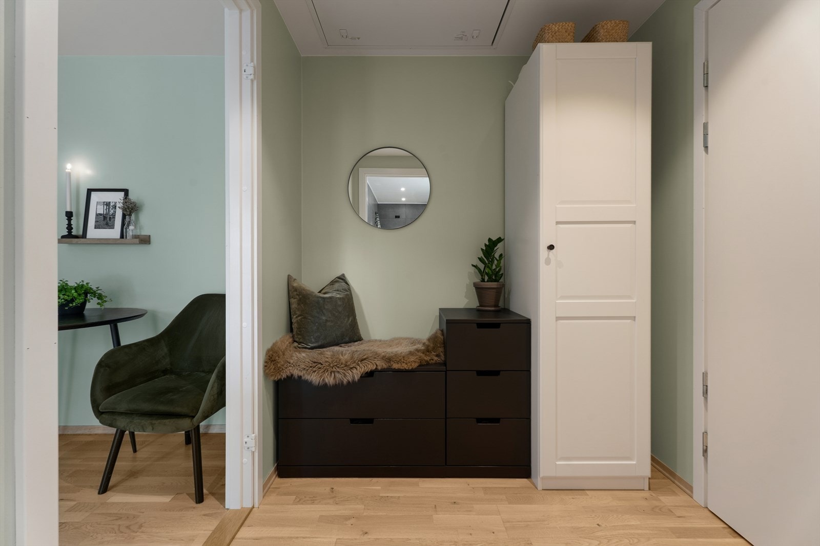 Leiligheten har en romslig entré/gang med god plass for garderobeskap og sittegruppe. Galleribilde