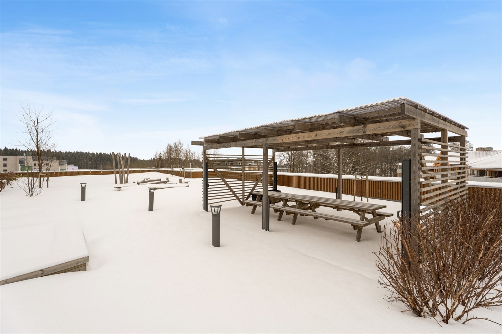 Leiligheten disponerer i tillegg til egen terrasse på taket også fellesområdene. Her er det mulig for beboerne og benytte seg av felles sittegrupper og pergola. Galleribilde
