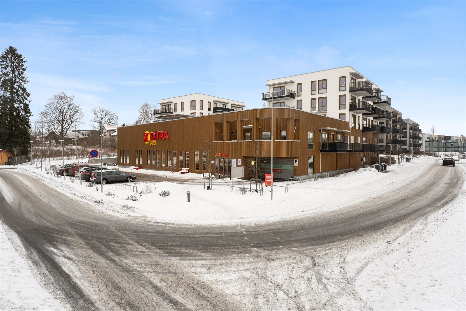 Fra leiligheten er det bare å ta heisen ned så går men direkte til den lokale matbutikken som er i samme bygg. Galleribilde