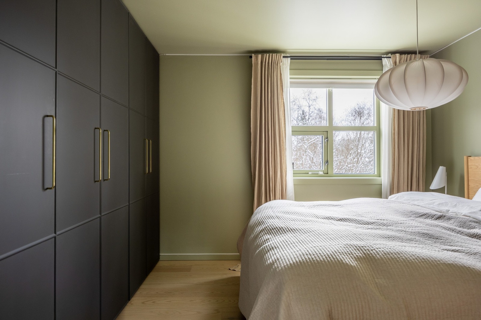 Rikelig med oppbevaringsplass i stor, medfølgende garderobe. Galleribilde