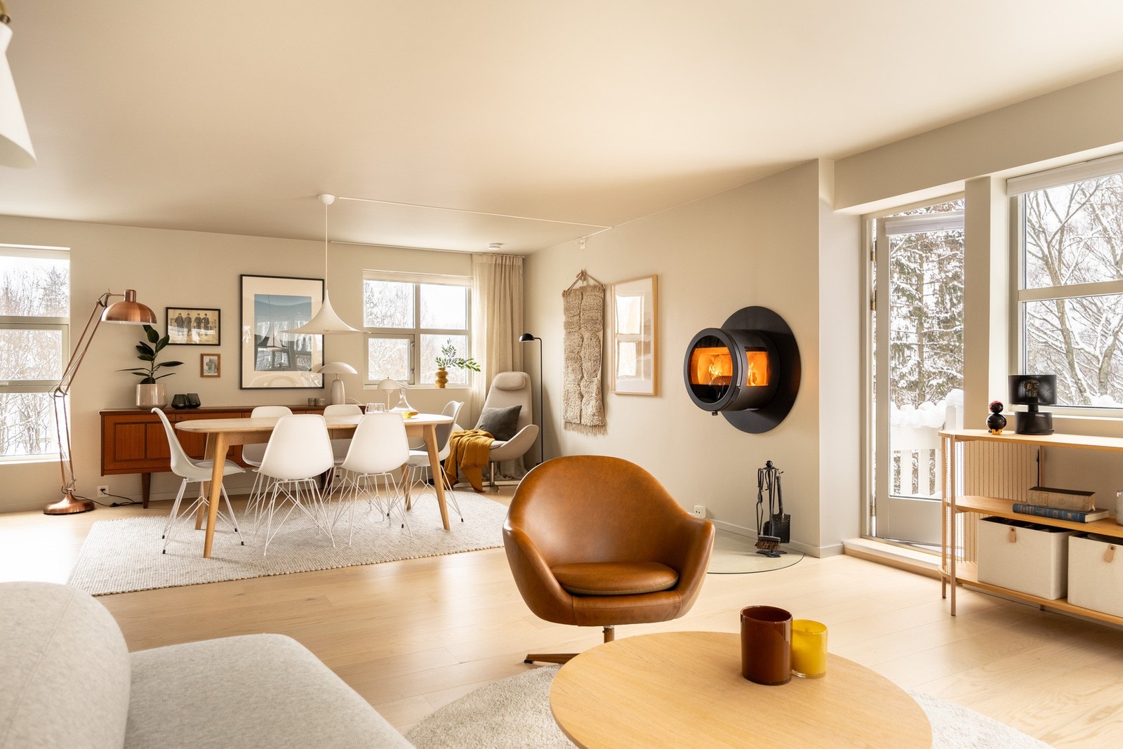 Det er god plass for å innrede i ulike soner, både med TV-krok og spisestue. Galleribilde