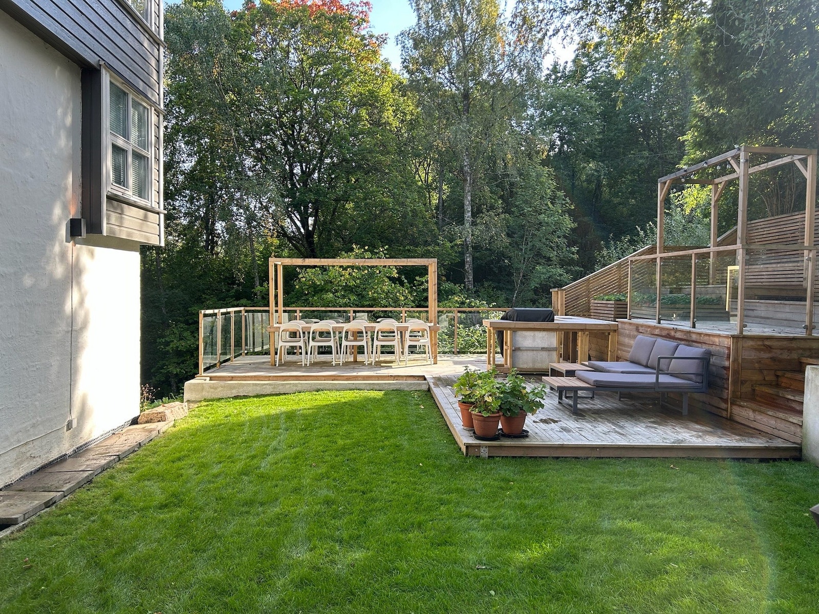 Tomten er solrik og har rikelig med boltreplass for hele familien, hvor flere uteplasser gjør at man får optimal utnyttelse av solforholdene uansett sesong eller tid på døgnet. Galleribilde