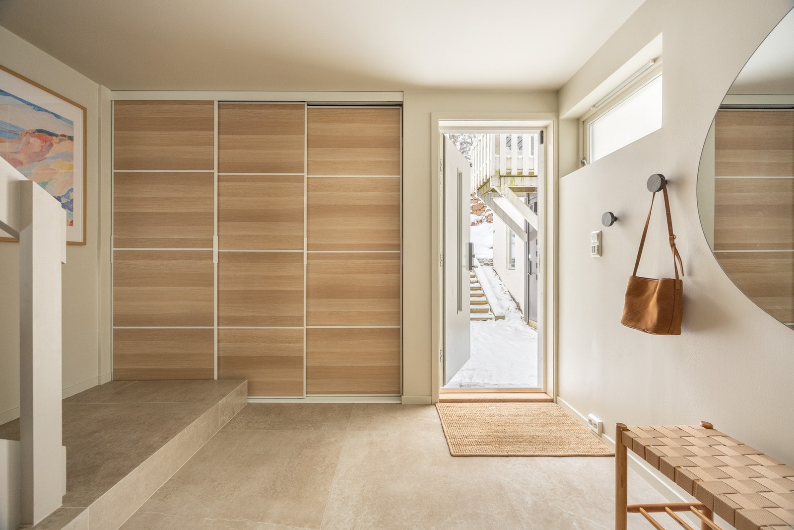 Slitesterkt flislagt gulv og en stor garderobe som medfølger. Galleribilde