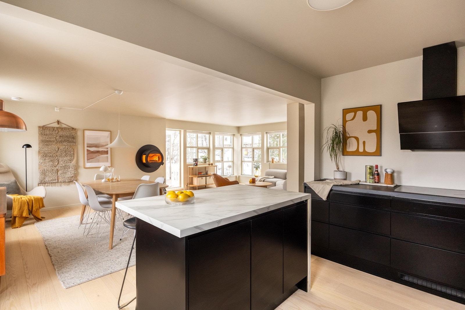 Stuen i hovedetasjen er lys og romslig med rikelig av naturlig lysinnslipp, og ligger i en sosial åpen løsning med kjøkkenet. Galleribilde