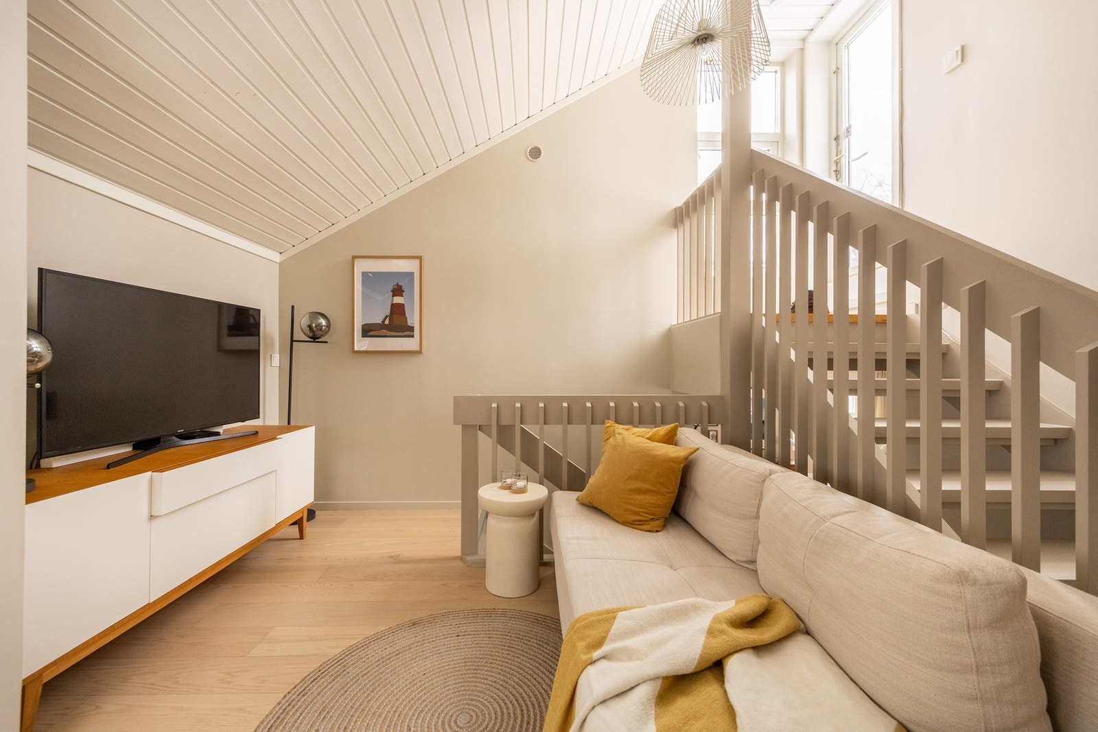 Flere etasjer gir familien ulike soner å oppholde seg i, og fra stuen i hovedetasjen er det bare en liten trapp opp til en koselig TV-stue. Galleribilde
