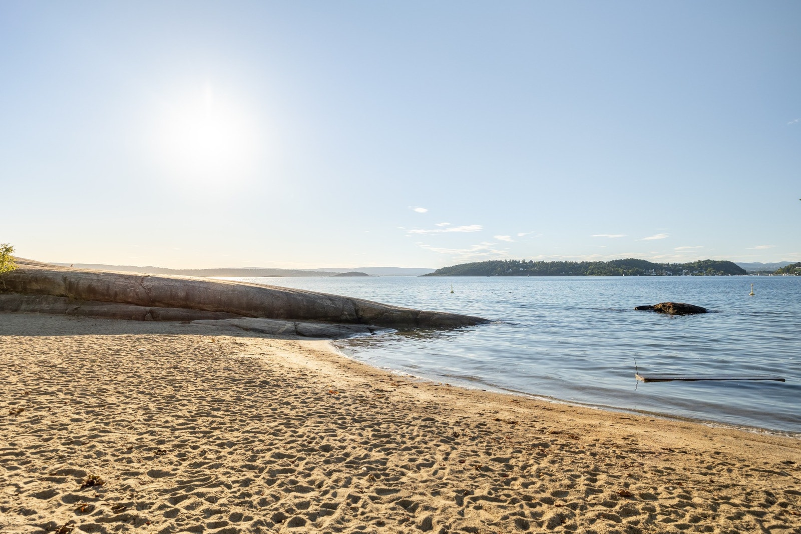Katten Badestrand er en barnevennlig badeplass med flott sandstrand, svaberg og gode fasiliteter. Galleribilde