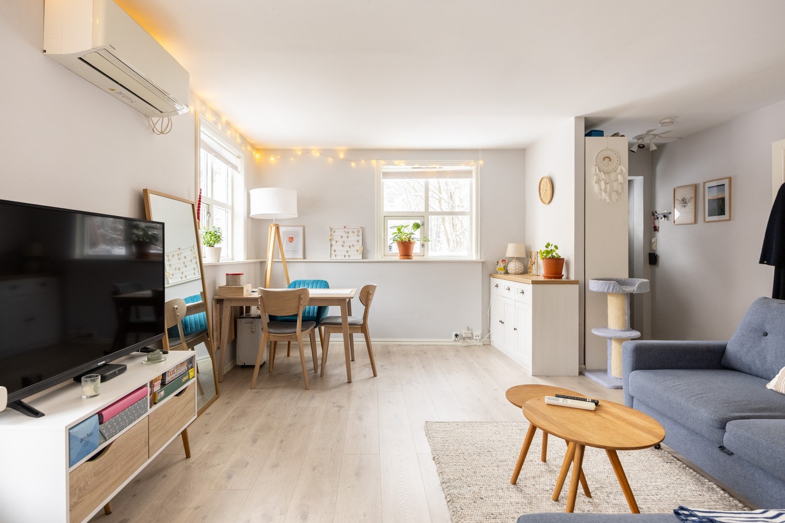 Underetasjen har egen inngang, og fremstår som en fullverdig leilighet. Galleribilde