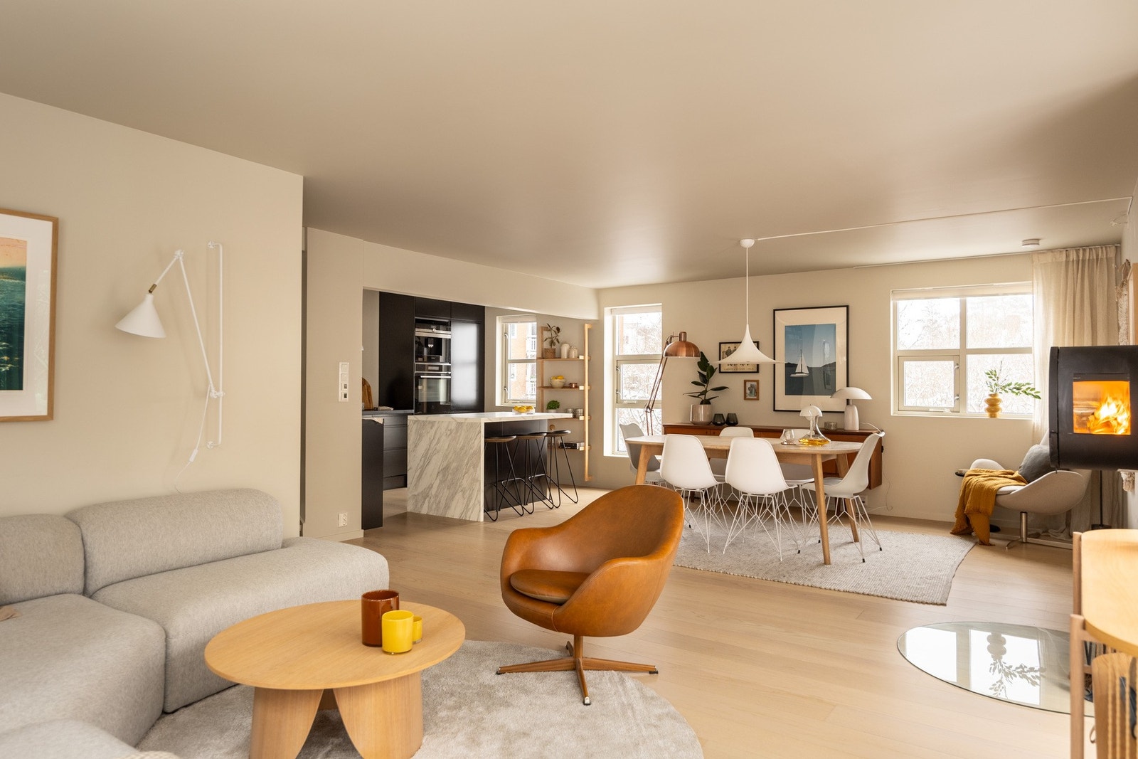 Det store allrommet gir plass for både familie og venner, og den praktiske kjøkkenøyen gjør det hyggelig å stå å lage mat når man har gjester. Galleribilde