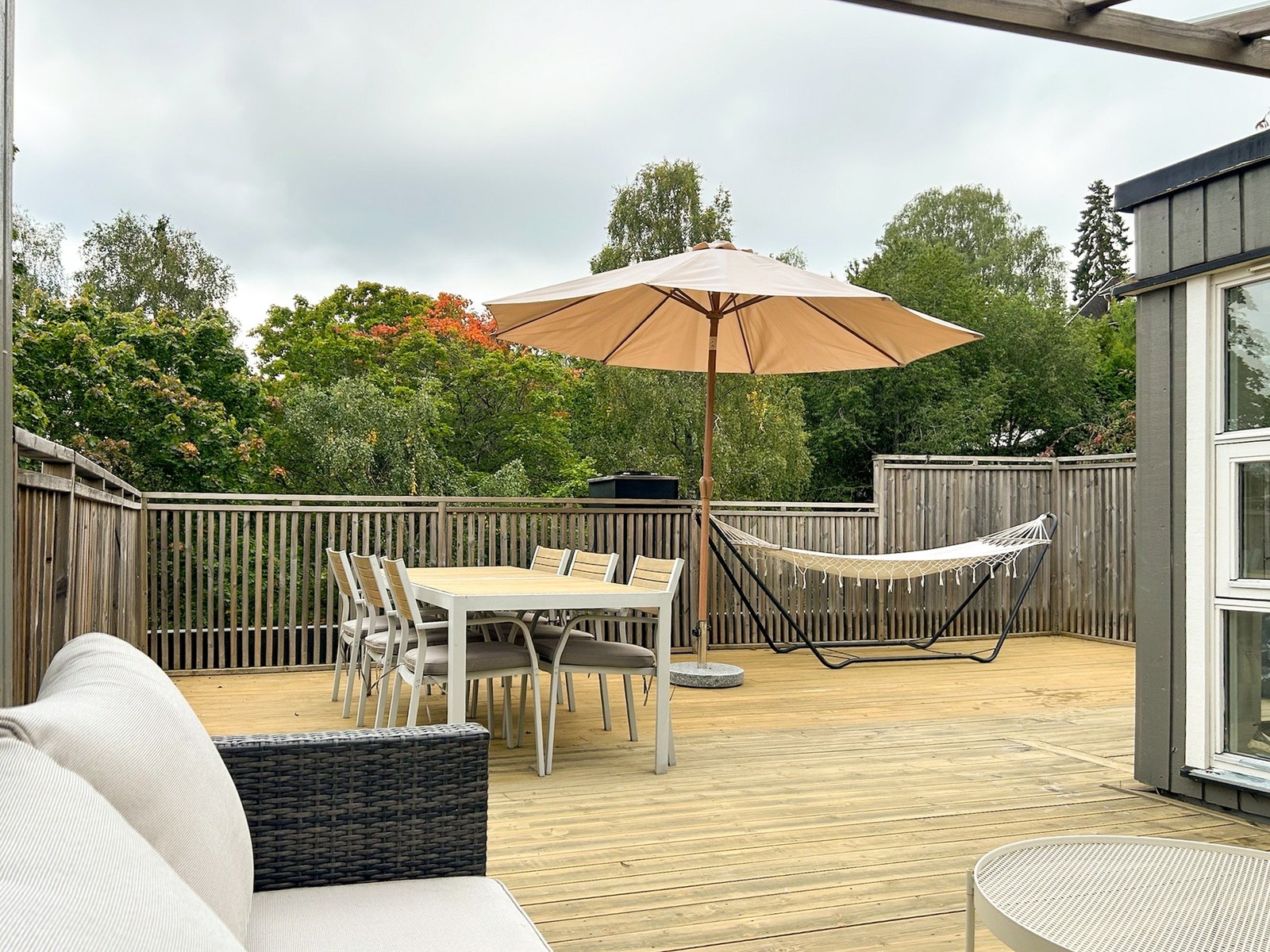 Her ser man utover tretoppene og kan plukke jordbær fra jordbæråkeren i plantekassene. Galleribilde