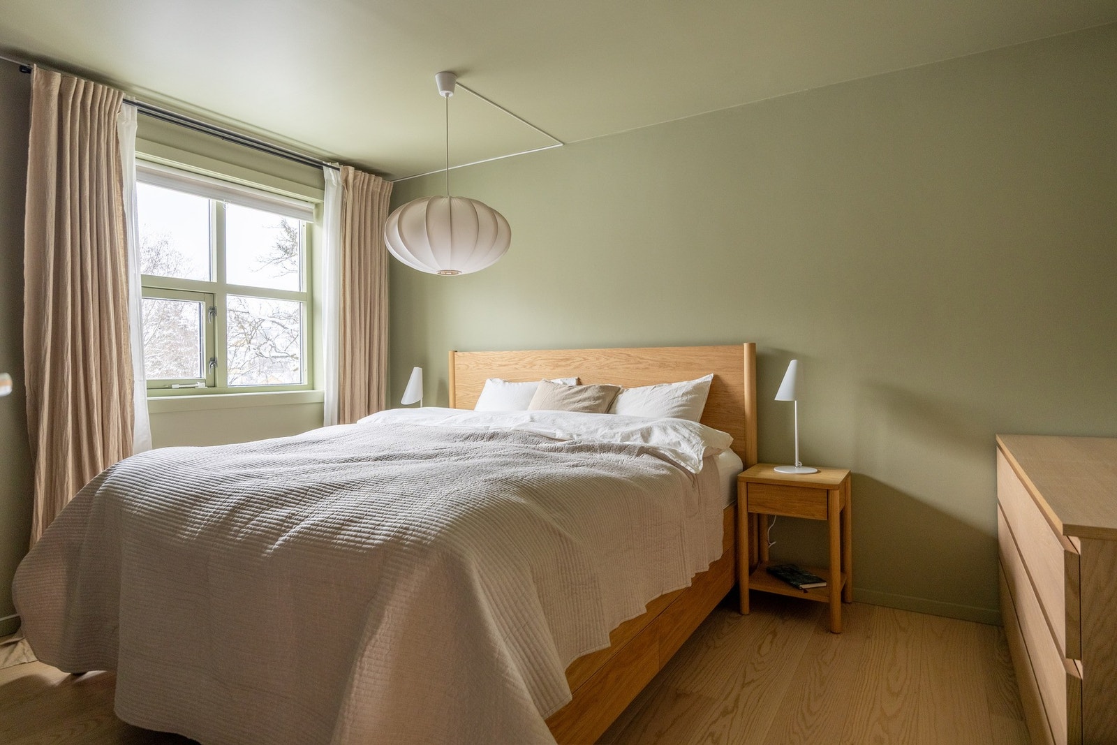 Hovedsoverommet er romslig med god plass til stor seng og tilhørende nattbord. Galleribilde