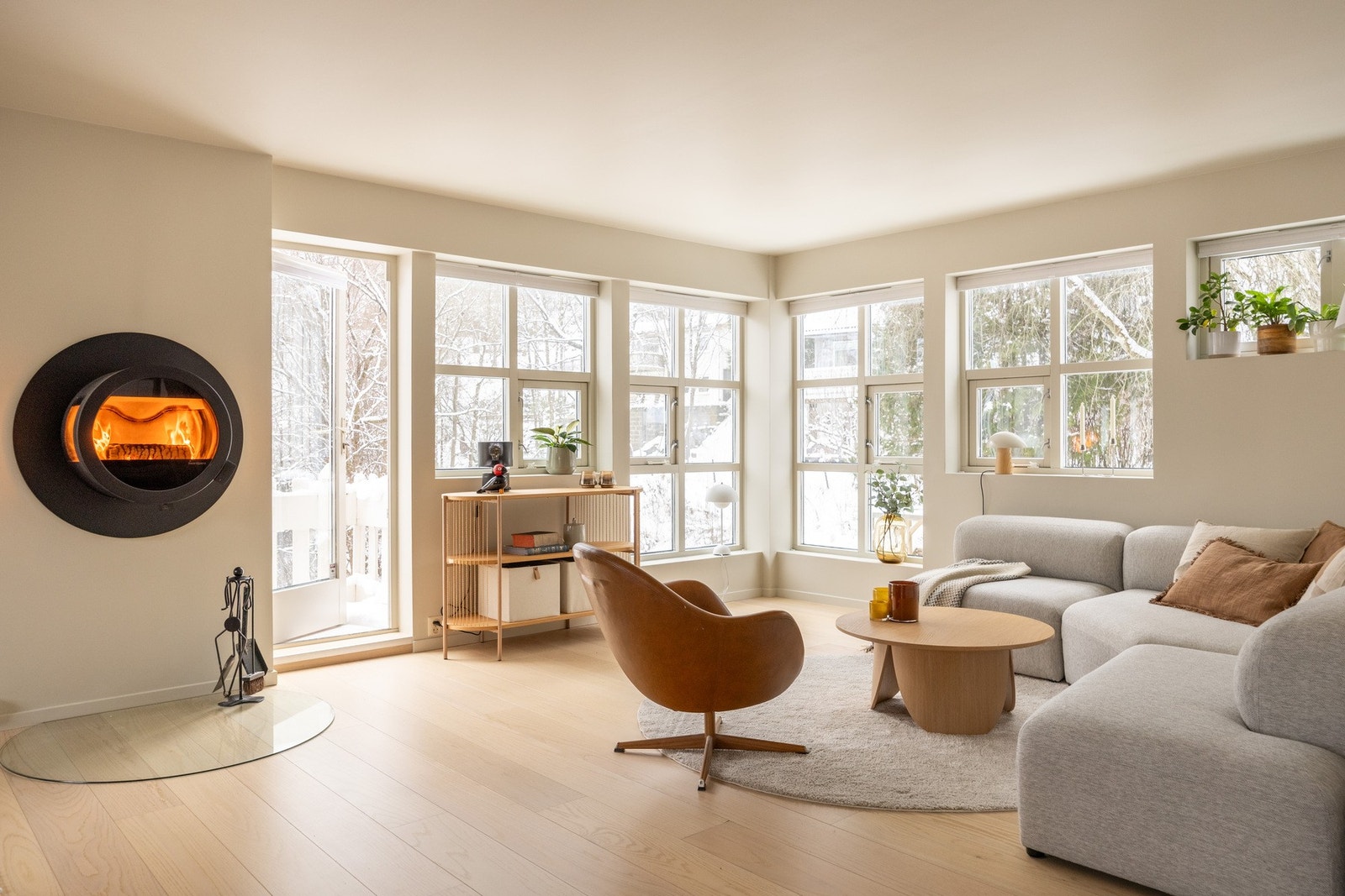 Boligen har en skjermet beliggenhet fra bilvei og hyggelig utsyn mot skog. Galleribilde