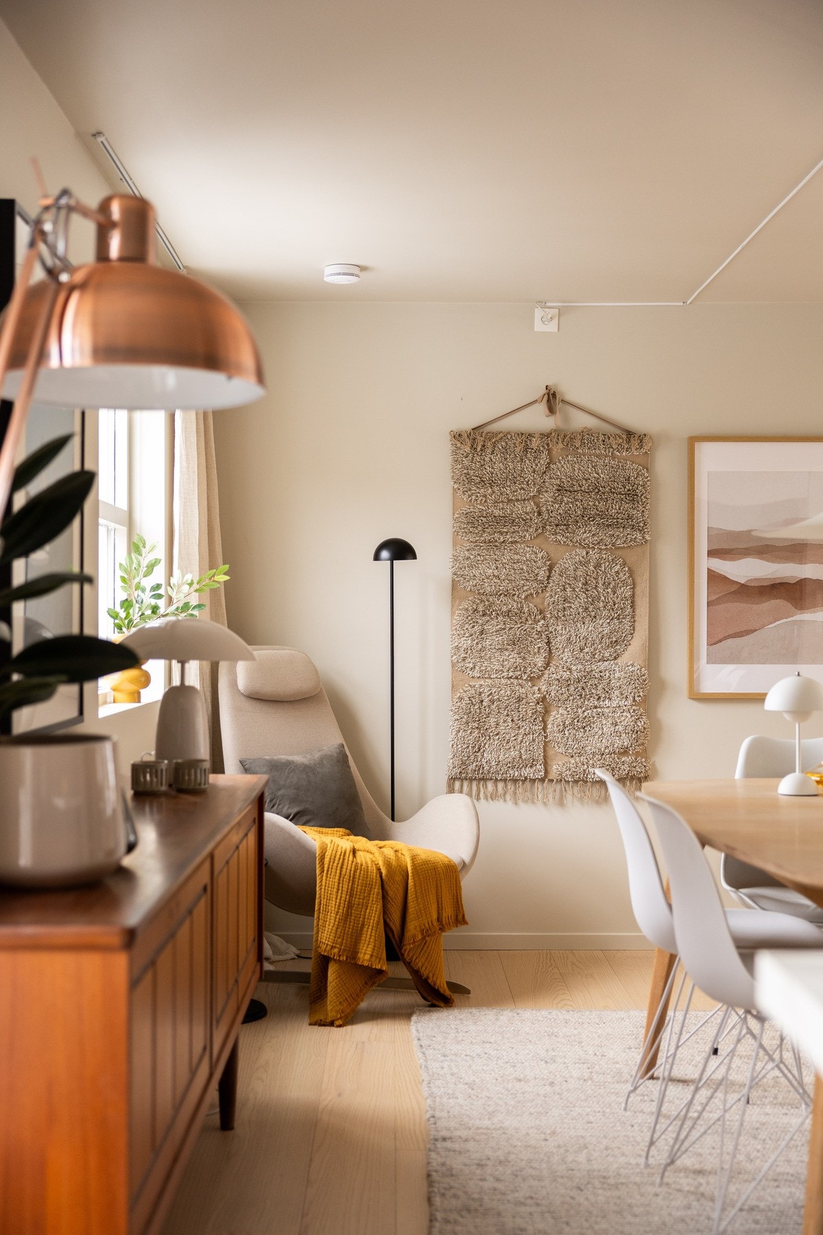 På gulvet er det lagt pen 1-stavsparkett. Galleribilde